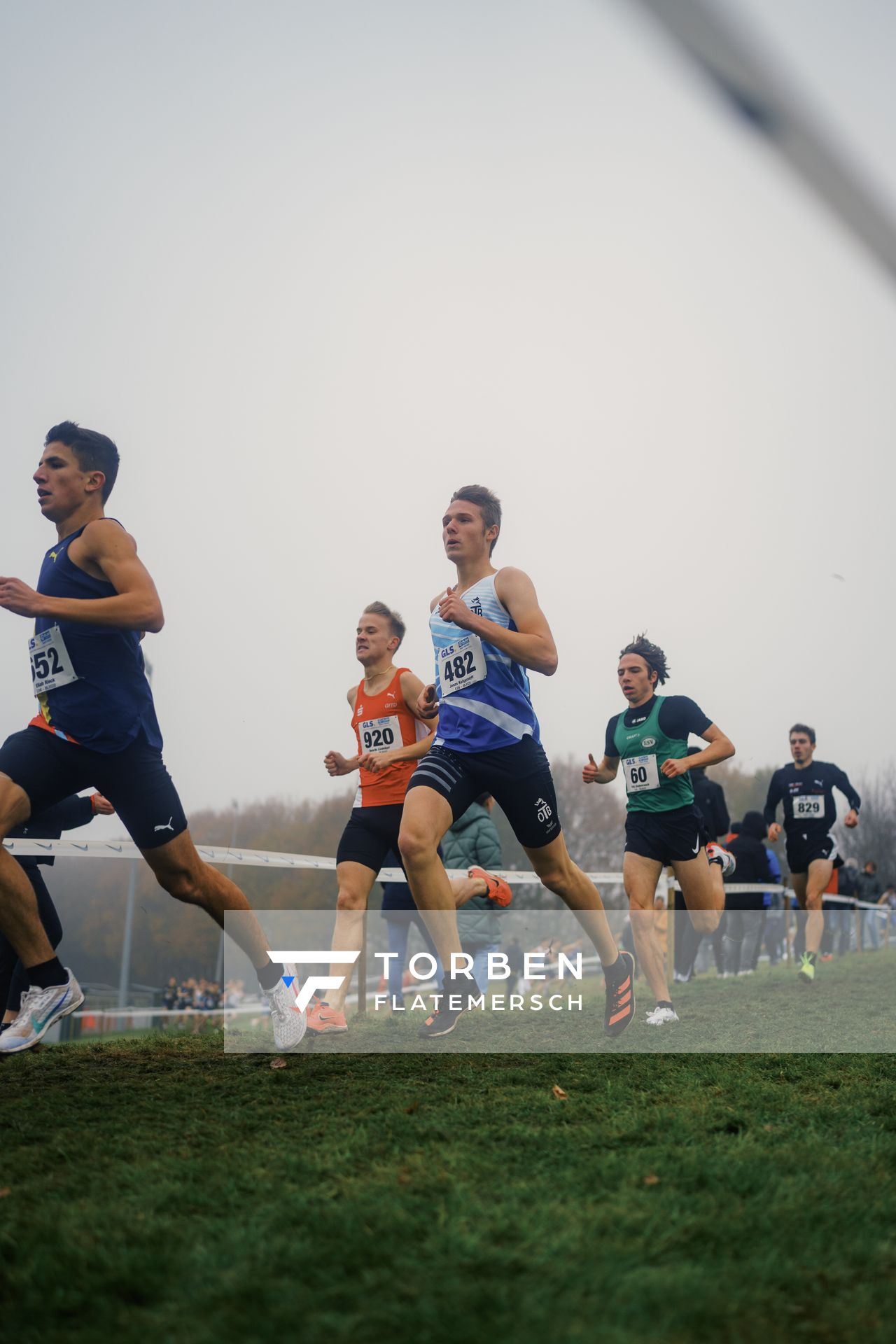 Jonas Kulgemeyer (NI/ OTB Osnabrueck), Henrik Lindstrot (WE/ LG Olympia Dortmund), Fritz Stubenrauch (BE/ RSV Eintracht Berlin) am 26.11.2022  waehrend den deutschen Crosslauf-Meisterschaften auf Sportanlage an der Ringstrasse in Loeningen