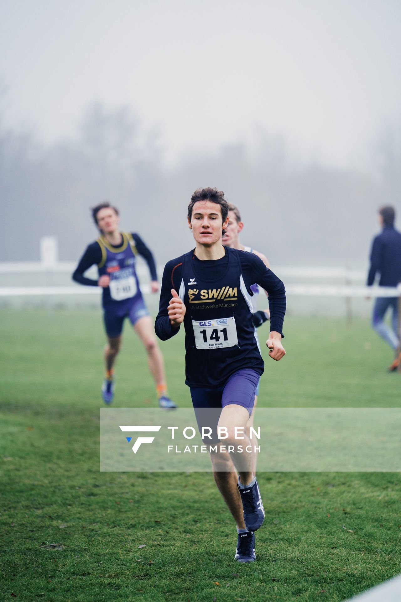 Luis Noack (BY/ LG Stadtwerke Muenchen) am 26.11.2022  waehrend den deutschen Crosslauf-Meisterschaften auf Sportanlage an der Ringstrasse in Loeningen