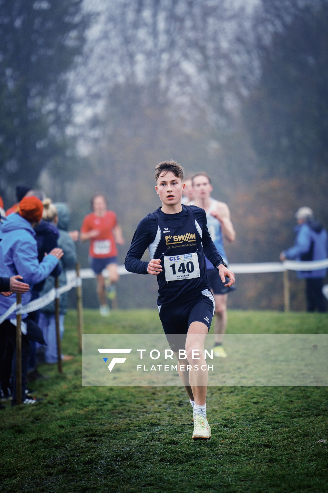 Marius Kroll (LG Stadtwerke Muenchen) am 26.11.2022  waehrend den deutschen Crosslauf-Meisterschaften auf Sportanlage an der Ringstrasse in Loeningen