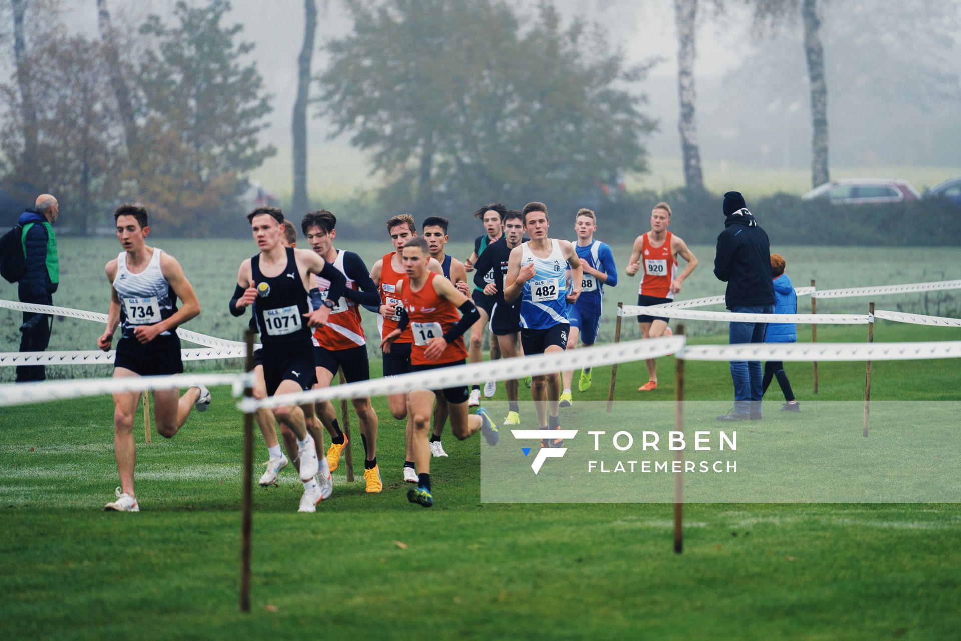 Jonas Kulgemeyer (OTB Osnabrueck) mittendrin in der Spitzengruppe am 26.11.2022  waehrend den deutschen Crosslauf-Meisterschaften auf Sportanlage an der Ringstrasse in Loeningen