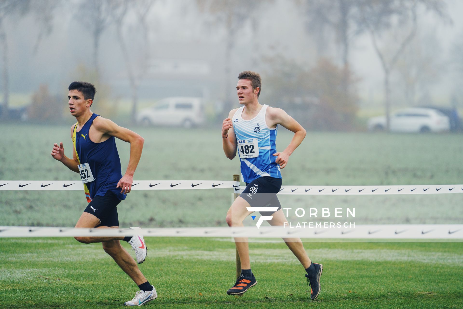 Jonas Kulgemeyer (NI/ OTB Osnabrueck) am 26.11.2022 waehrend den deutschen Crosslauf-Meisterschaften auf Sportanlage an der Ringstrasse in Loeningen