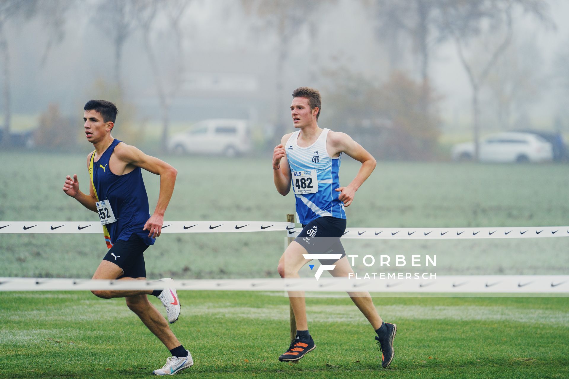 Jonas Kulgemeyer (NI/ OTB Osnabrueck) am 26.11.2022  waehrend den deutschen Crosslauf-Meisterschaften auf Sportanlage an der Ringstrasse in Loeningen