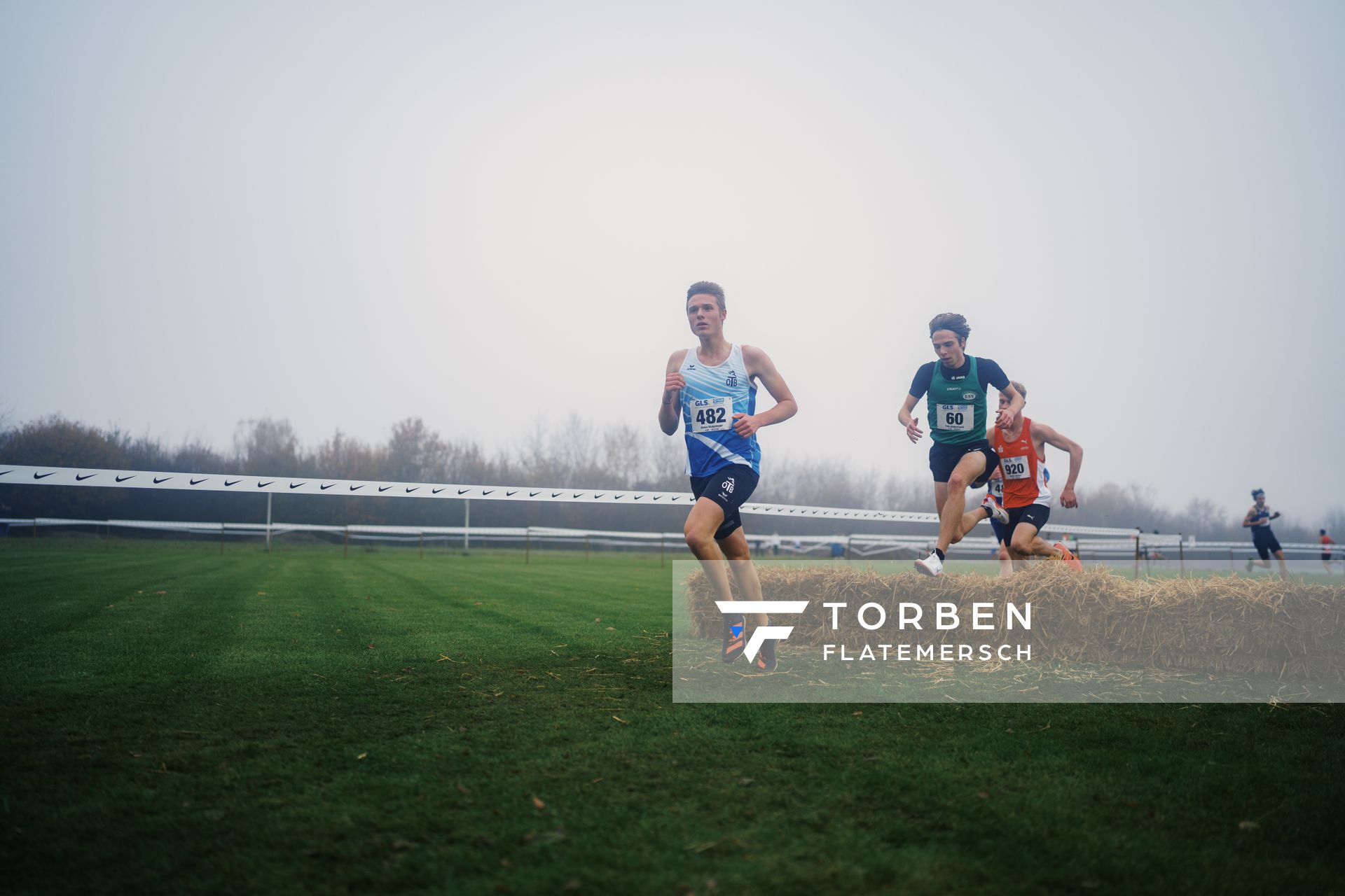 Jonas Kulgemeyer (NI/ OTB Osnabrueck) am 26.11.2022  waehrend den deutschen Crosslauf-Meisterschaften auf Sportanlage an der Ringstrasse in Loeningen