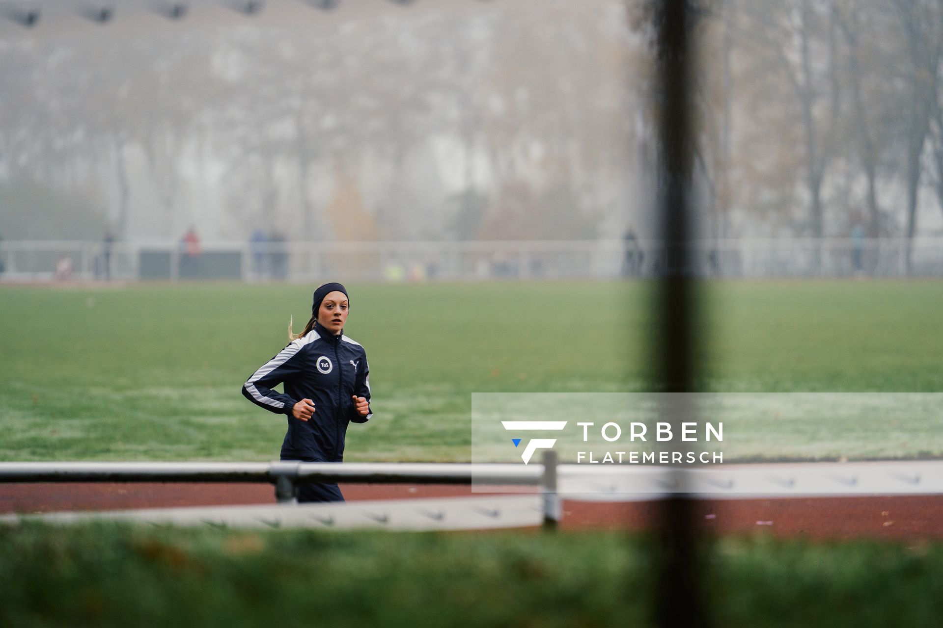 Nele Heymann (TuS Haren) am 26.11.2022  waehrend den deutschen Crosslauf-Meisterschaften auf Sportanlage an der Ringstrasse in Loeningen