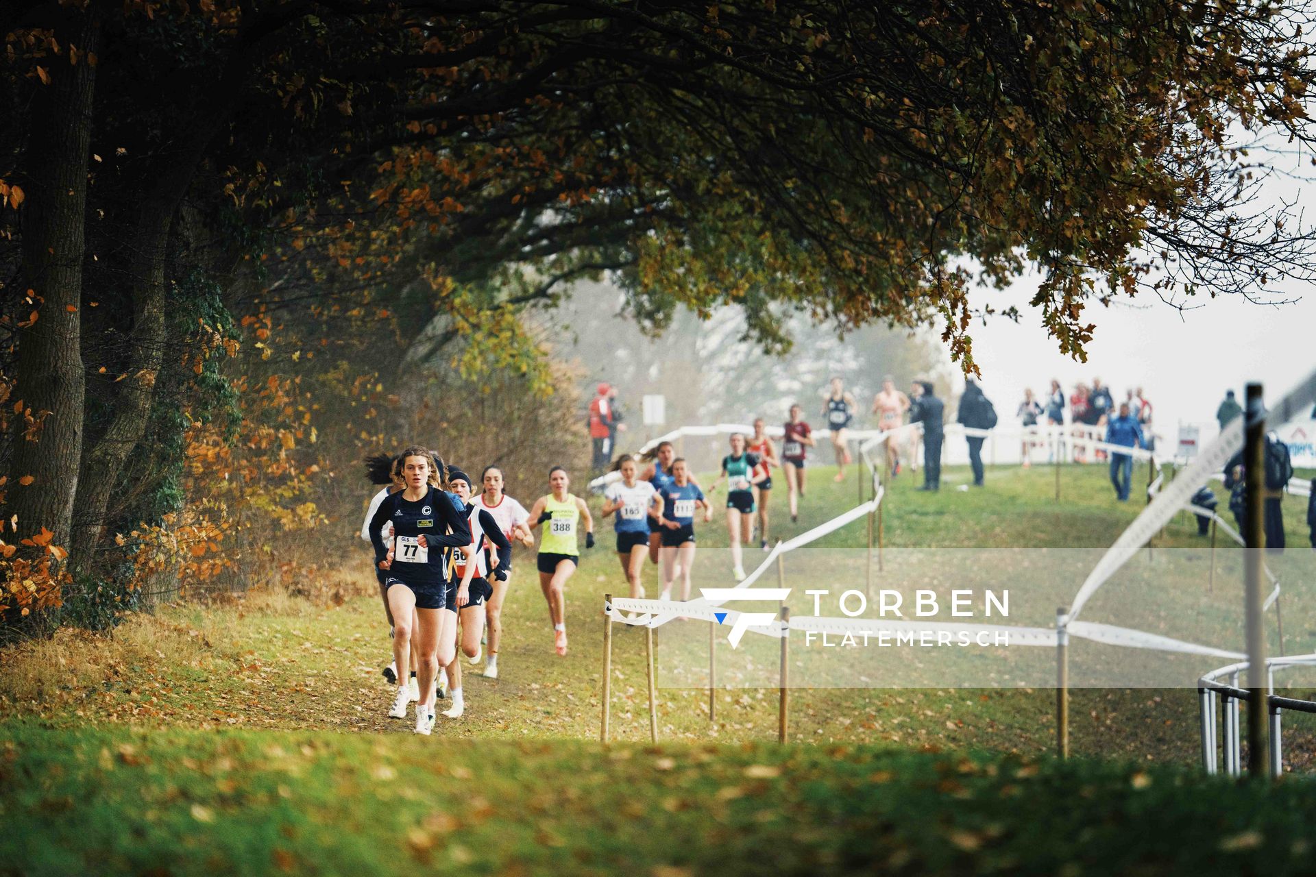 Alina Reh (BE/ SCC Berlin) führt das Feld der Frauen an am 26.11.2022  waehrend den deutschen Crosslauf-Meisterschaften auf Sportanlage an der Ringstrasse in Loeningen