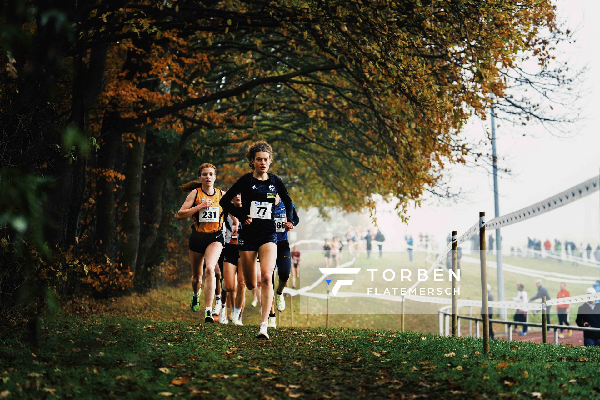 Alina Reh (BE/ SCC Berlin) führt das Feld der Frauen an am 26.11.2022 waehrend den deutschen Crosslauf-Meisterschaften auf Sportanlage an der Ringstrasse in Loeningen