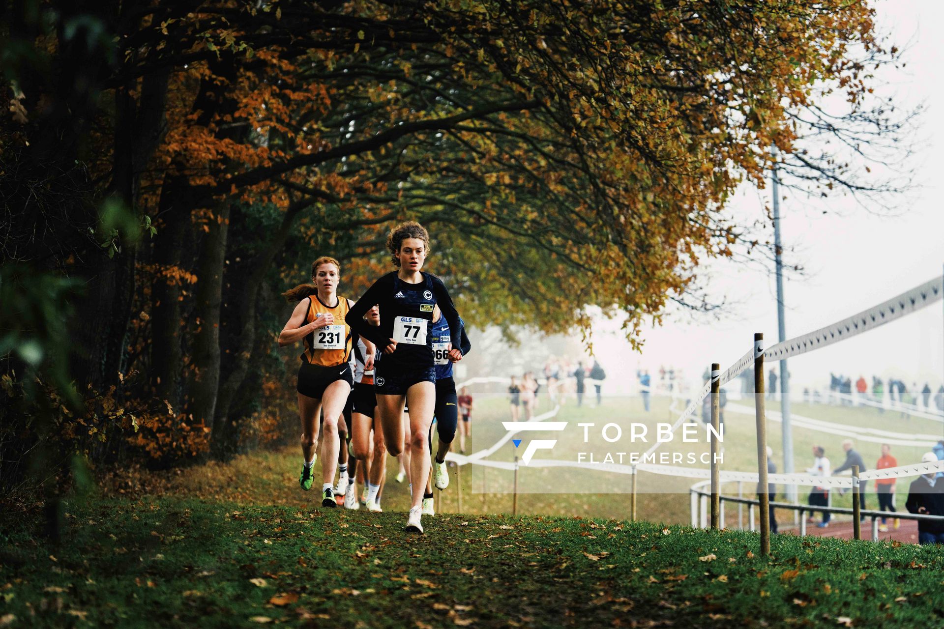 Alina Reh (BE/ SCC Berlin) führt das Feld der Frauen an am 26.11.2022  waehrend den deutschen Crosslauf-Meisterschaften auf Sportanlage an der Ringstrasse in Loeningen