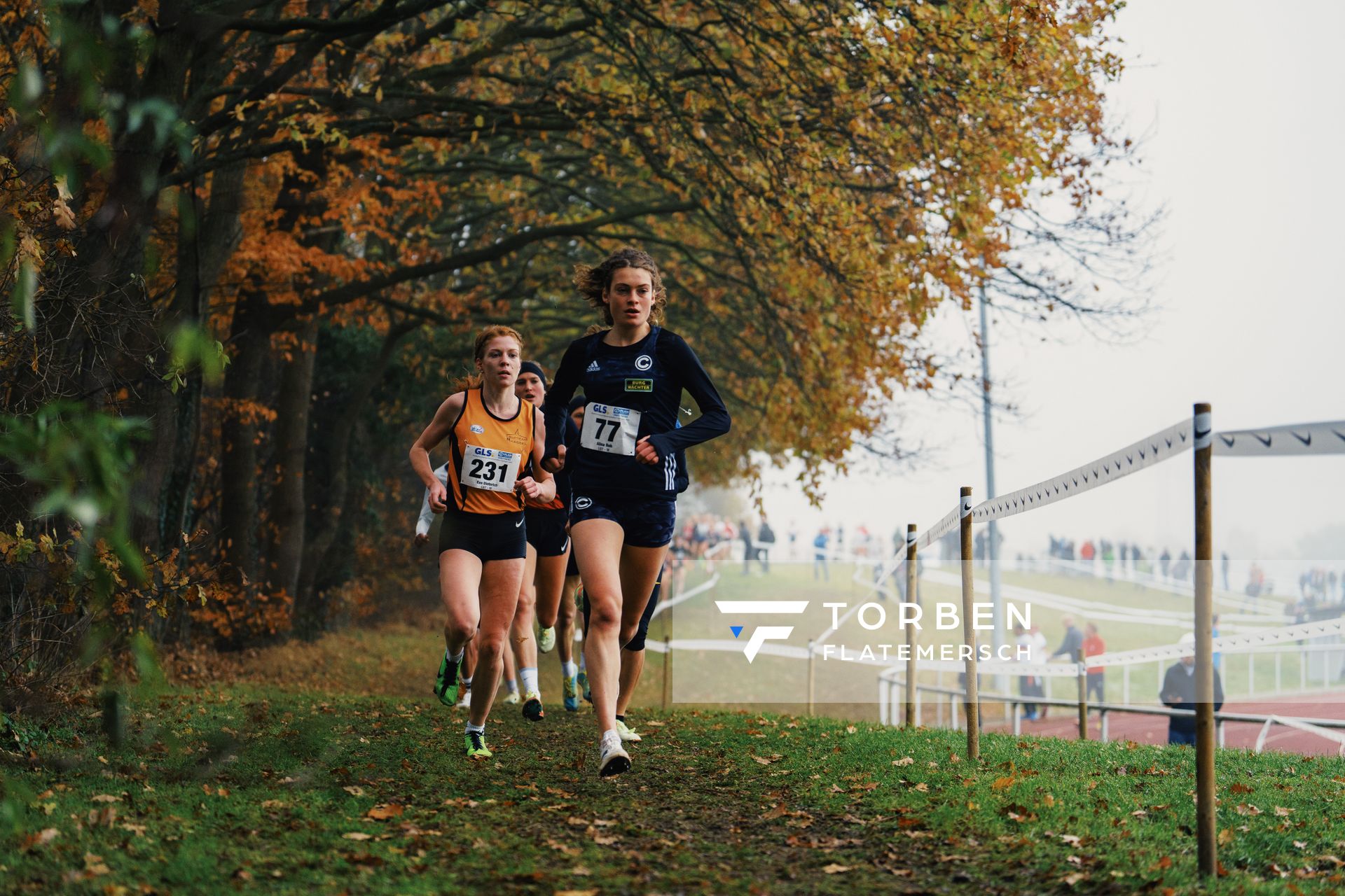 Alina Reh (BE/ SCC Berlin), Eva Dieterich (HE/ Laufteam Kassel) am 26.11.2022  waehrend den deutschen Crosslauf-Meisterschaften auf Sportanlage an der Ringstrasse in Loeningen
