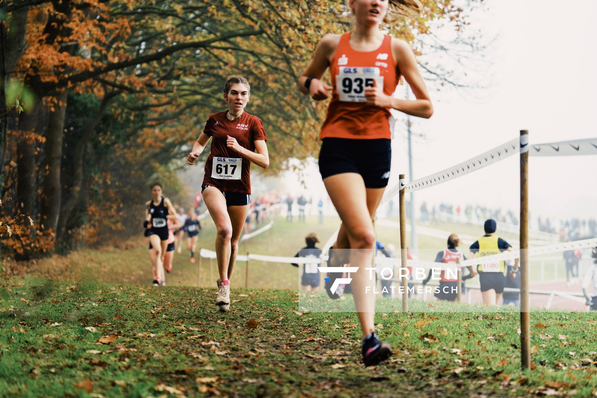 Vera Coutellier (NO/ ASV Koeln) am 26.11.2022  waehrend den deutschen Crosslauf-Meisterschaften auf Sportanlage an der Ringstrasse in Loeningen