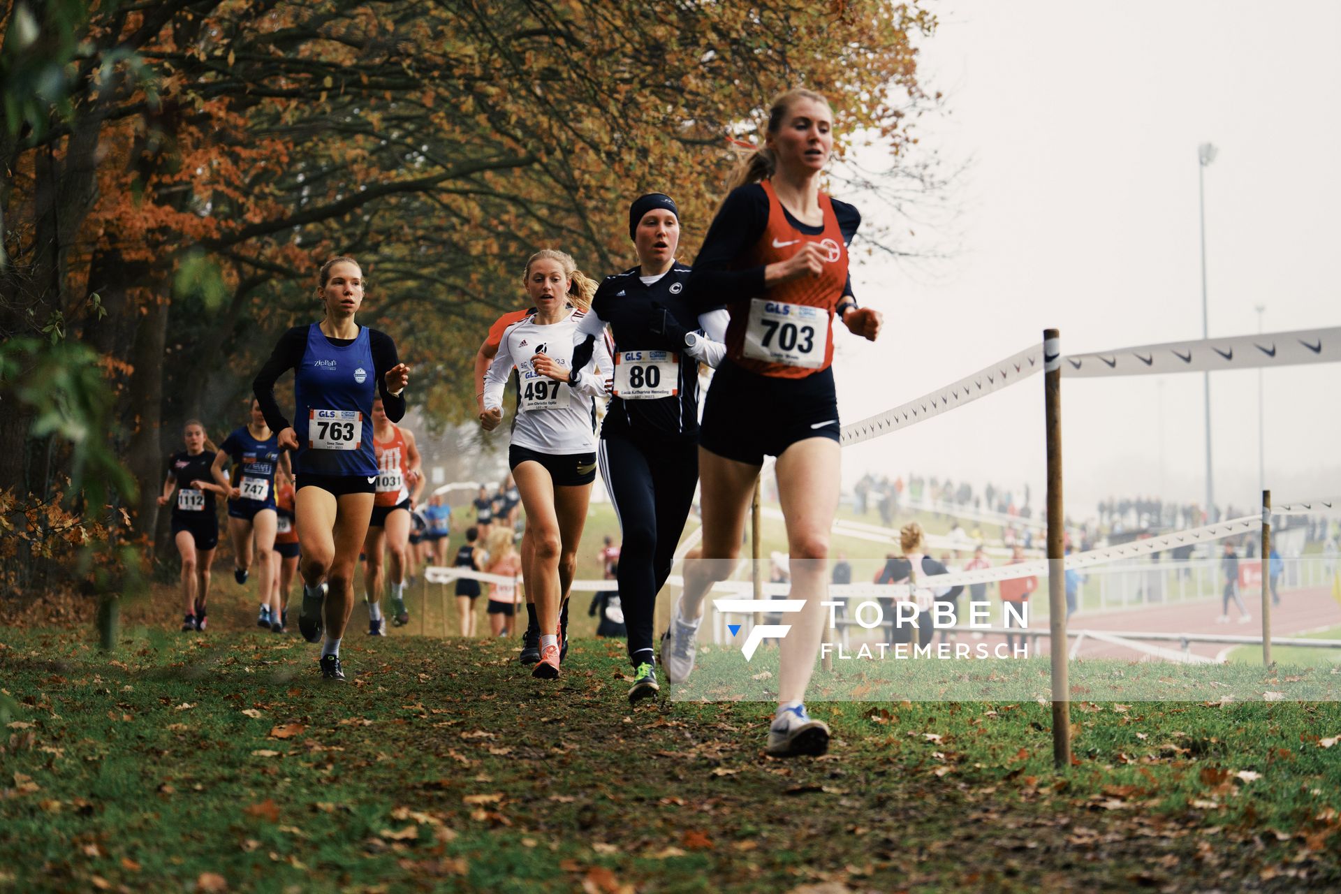 Svea Timm (SH/ Leichtathletikclub Kronshagen), Ann-Christin Opitz (NI/ SC Melle 03), Lucia Katharina Hemeling (BE/ SCC Berlin) am 26.11.2022  waehrend den deutschen Crosslauf-Meisterschaften auf Sportanlage an der Ringstrasse in Loeningen