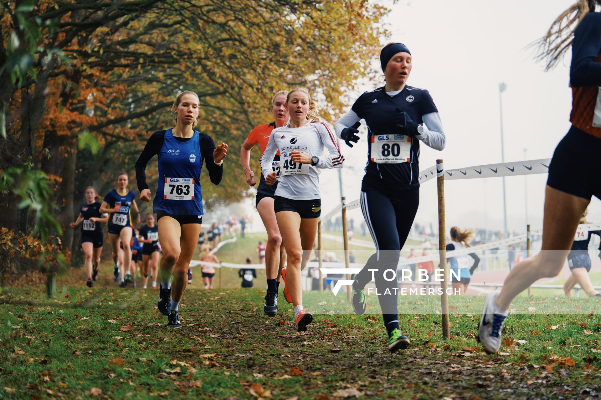 Svea Timm (SH/ Leichtathletikclub Kronshagen), Ann-Christin Opitz (NI/ SC Melle 03), Lucia Katharina Hemeling (BE/ SCC Berlin) am 26.11.2022 waehrend den deutschen Crosslauf-Meisterschaften auf Sportanlage an der Ringstrasse in Loeningen