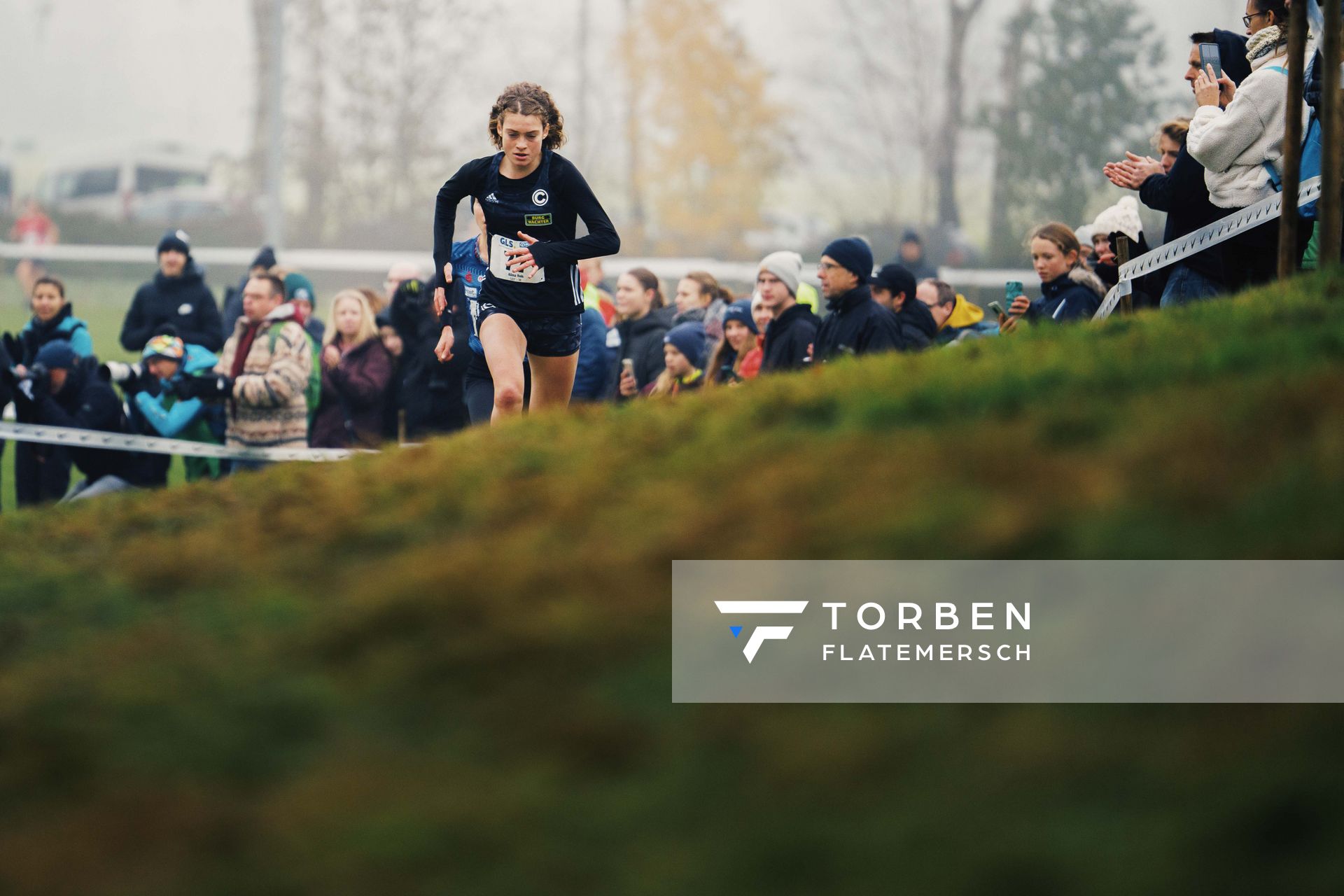 Alina Reh (BE/ SCC Berlin) in den „Loeninger Bergen“ am 26.11.2022  waehrend den deutschen Crosslauf-Meisterschaften auf Sportanlage an der Ringstrasse in Loeningen
