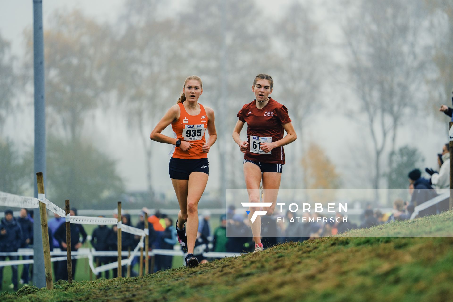 Rahel Broemmel (WE/ LG Olympia Dortmund), Vera Coutellier (NO/ ASV Koeln) am 26.11.2022  waehrend den deutschen Crosslauf-Meisterschaften auf Sportanlage an der Ringstrasse in Loeningen