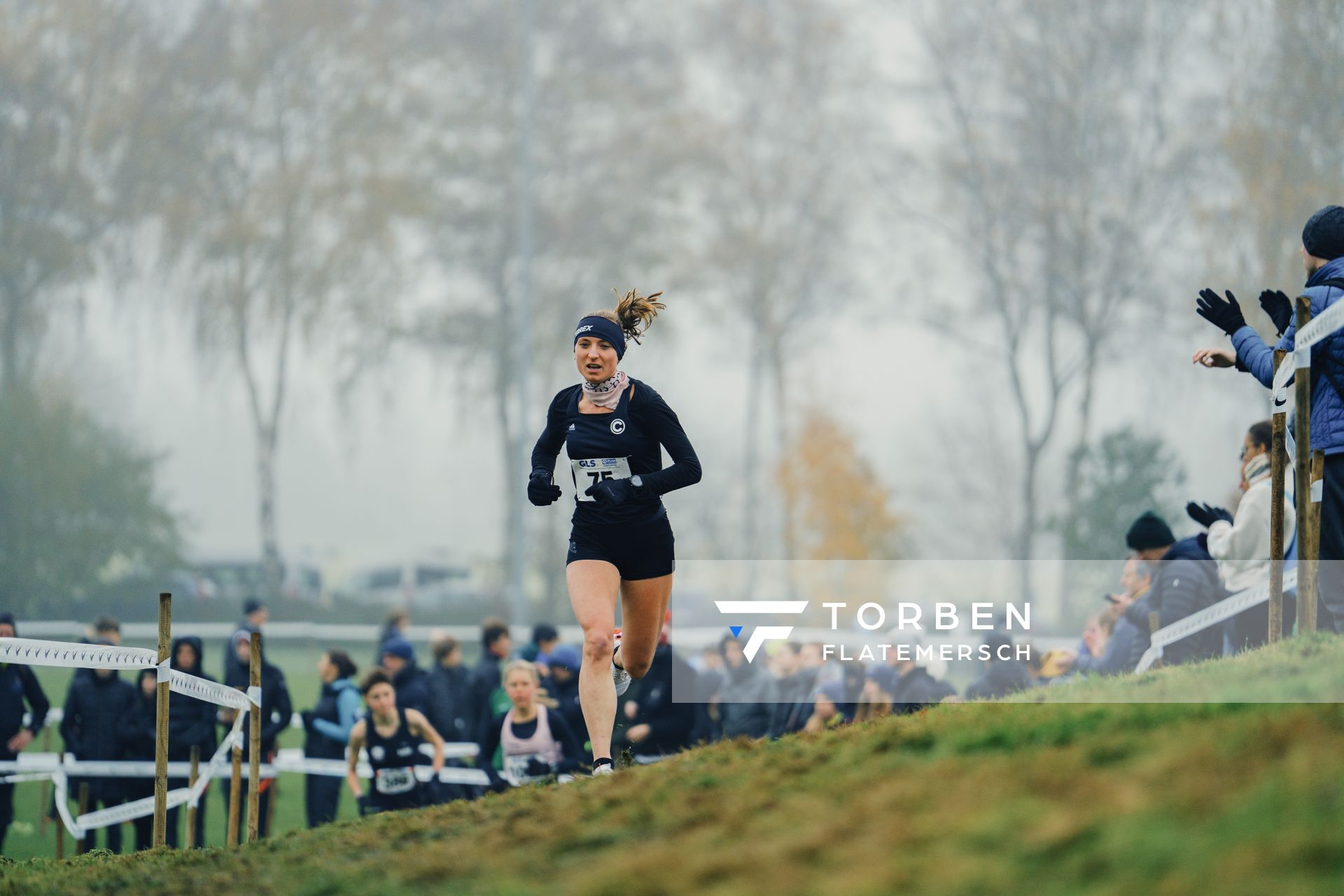 Carla Morgenroth (BE/ SCC Berlin) am 26.11.2022 waehrend den deutschen Crosslauf-Meisterschaften auf Sportanlage an der Ringstrasse in Loeningen