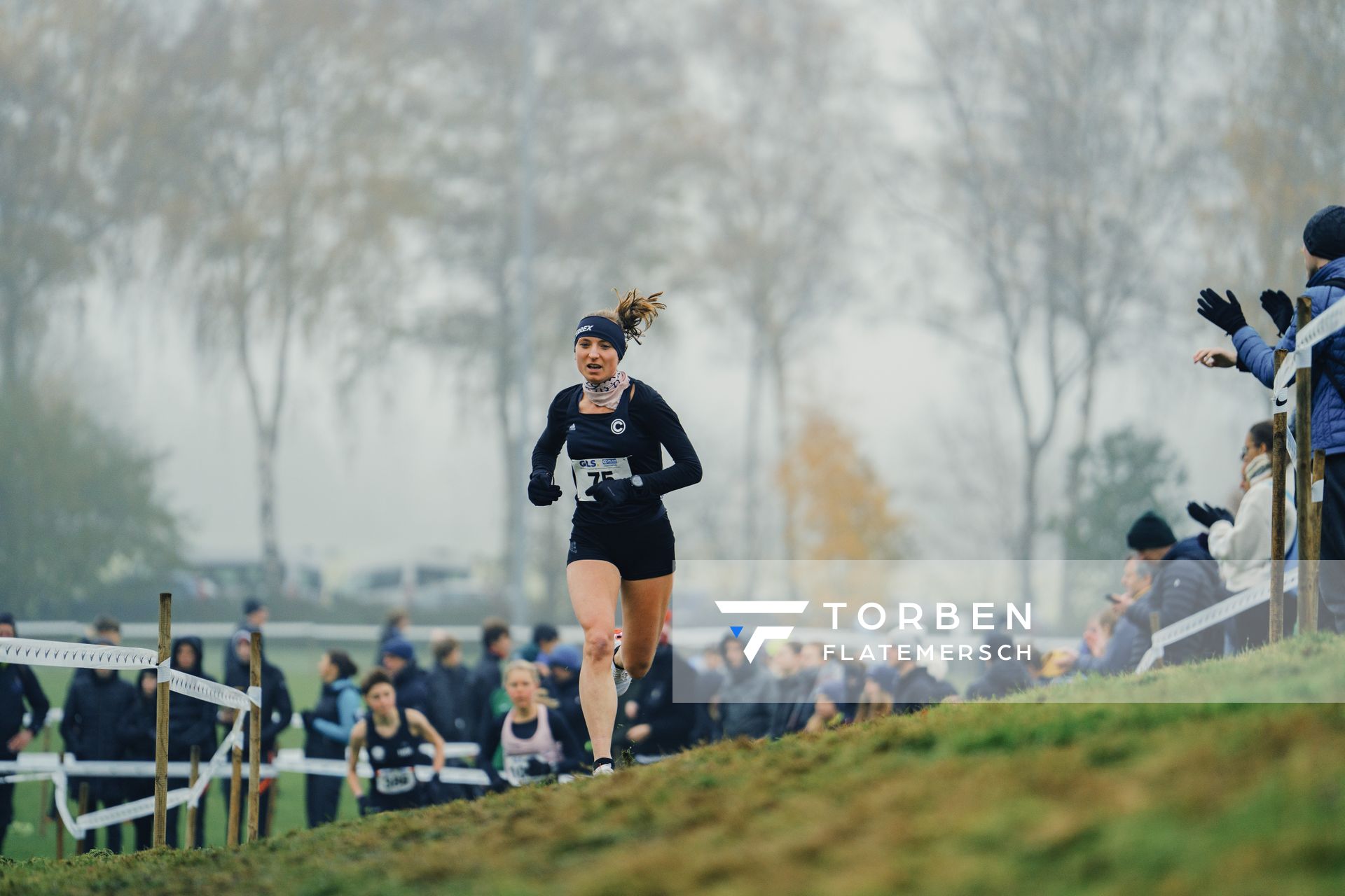 Carla Morgenroth (BE/ SCC Berlin) am 26.11.2022  waehrend den deutschen Crosslauf-Meisterschaften auf Sportanlage an der Ringstrasse in Loeningen