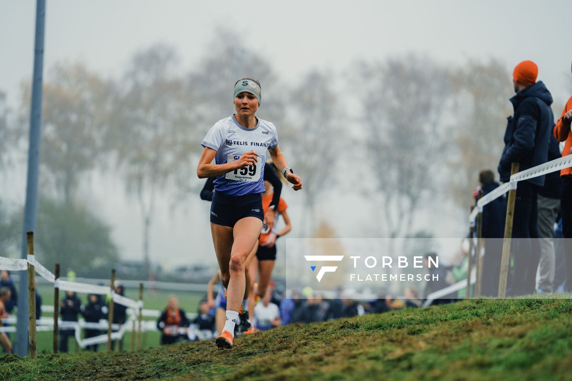 Svenja Ojstersek (BY/ LG TELIS FINANZ Regensburg) am 26.11.2022 waehrend den deutschen Crosslauf-Meisterschaften auf Sportanlage an der Ringstrasse in Loeningen