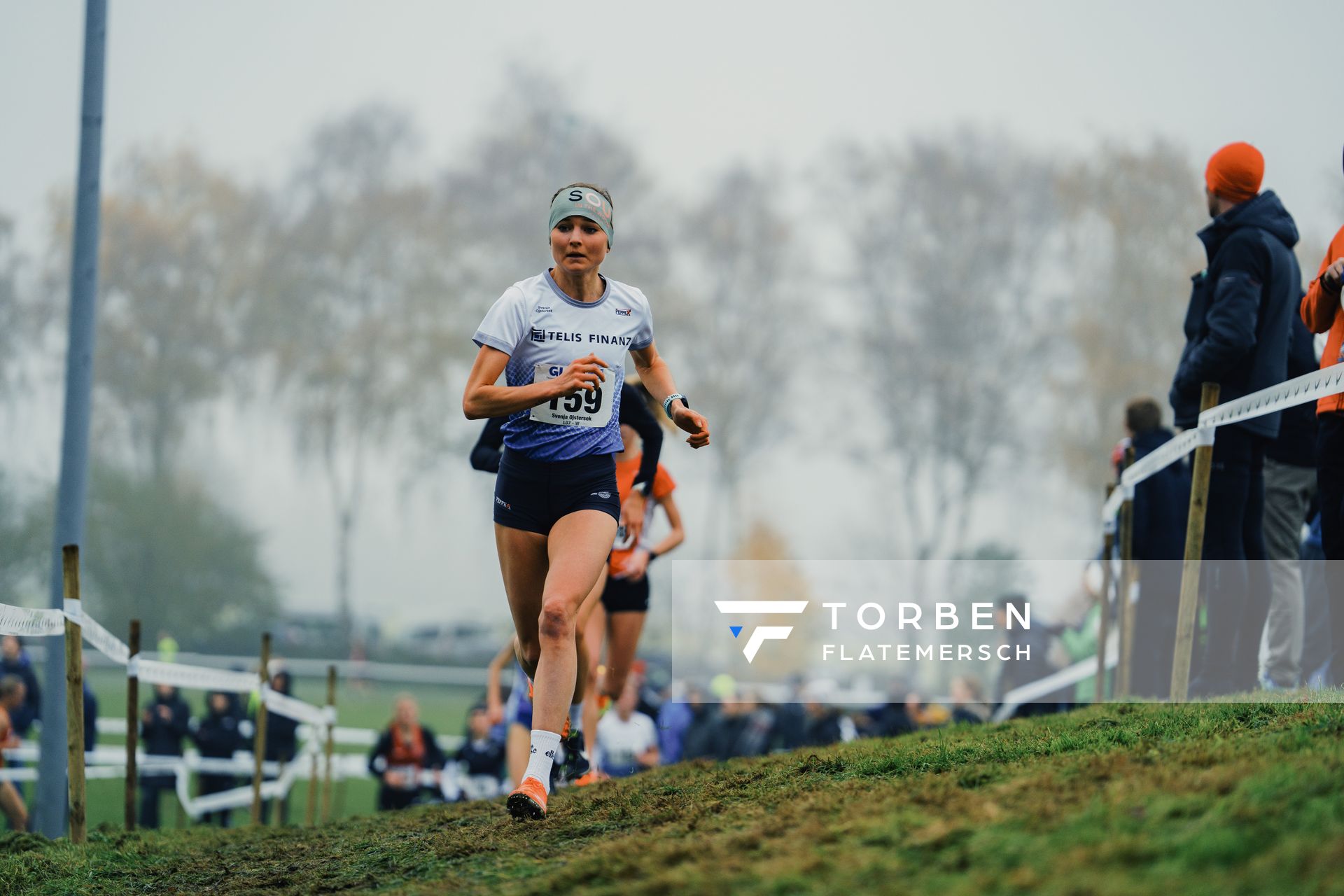 Svenja Ojstersek (BY/ LG TELIS FINANZ Regensburg) am 26.11.2022  waehrend den deutschen Crosslauf-Meisterschaften auf Sportanlage an der Ringstrasse in Loeningen