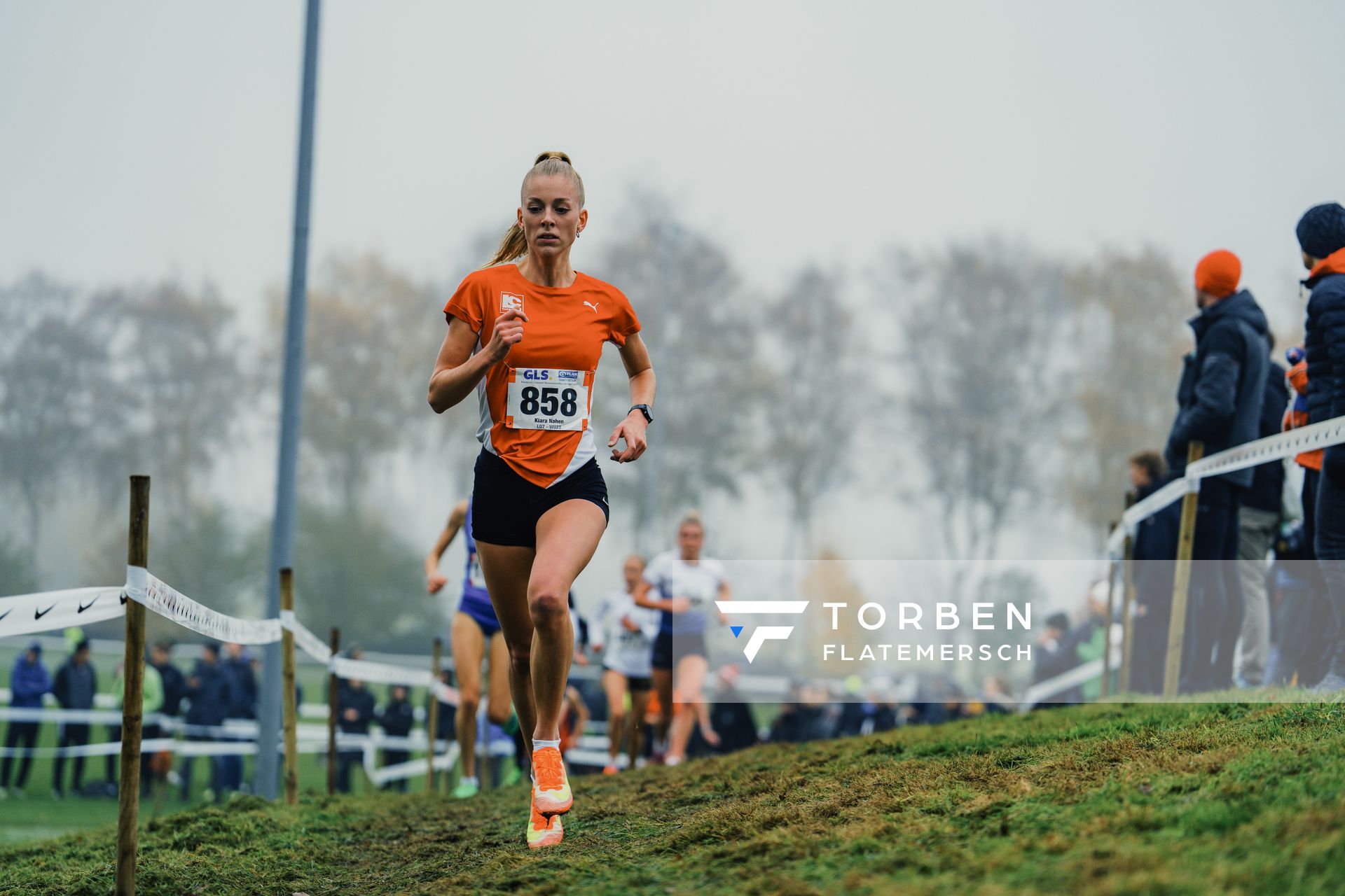 Kiara Nahen (WE/ LC Paderborn )am 26.11.2022  waehrend den deutschen Crosslauf-Meisterschaften auf Sportanlage an der Ringstrasse in Loeningen