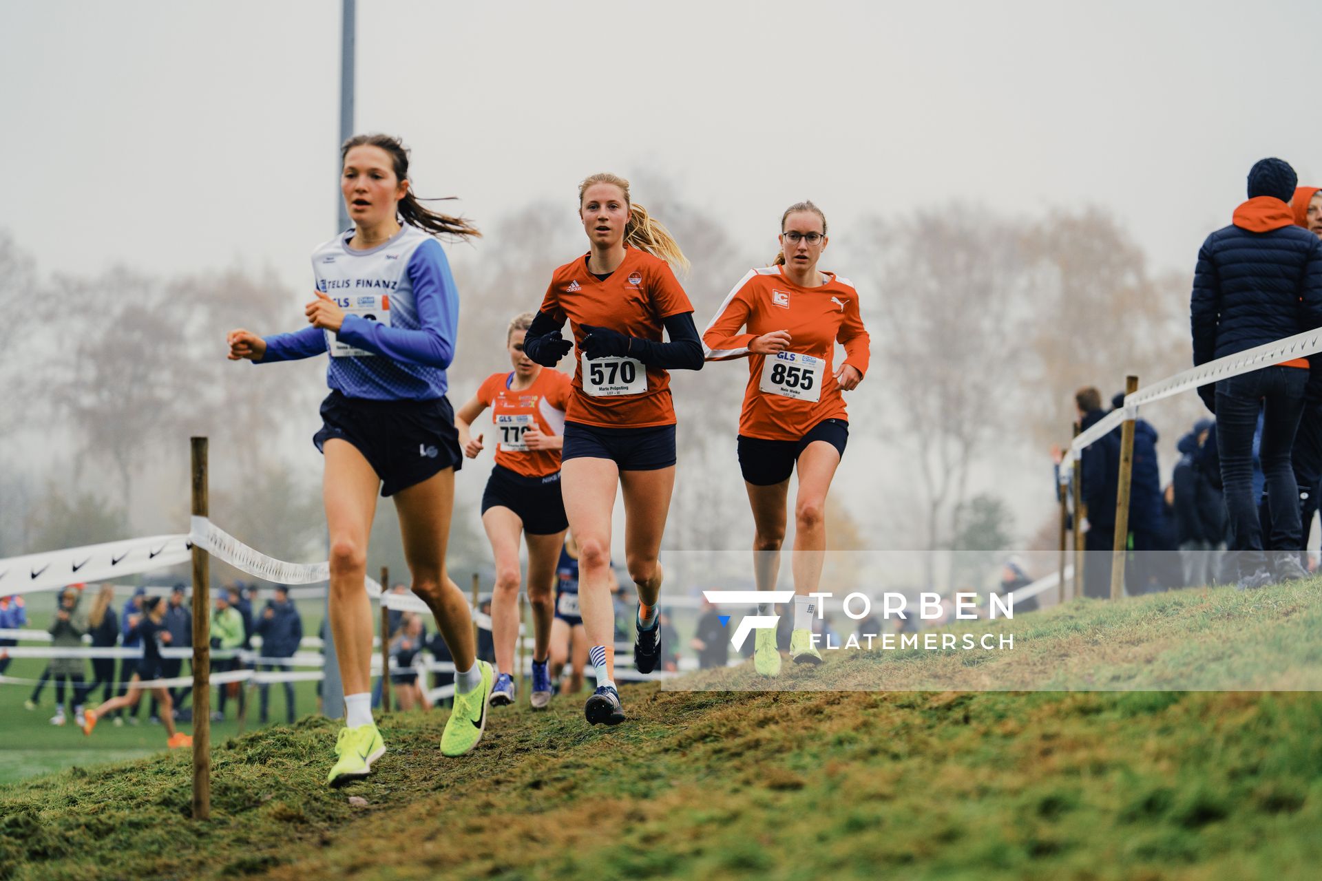 Marie Proepsting (NI/ VfL Eintracht Hannover), Nele Weike (WE/ LC Paderborn) am 26.11.2022  waehrend den deutschen Crosslauf-Meisterschaften auf Sportanlage an der Ringstrasse in Loeningen