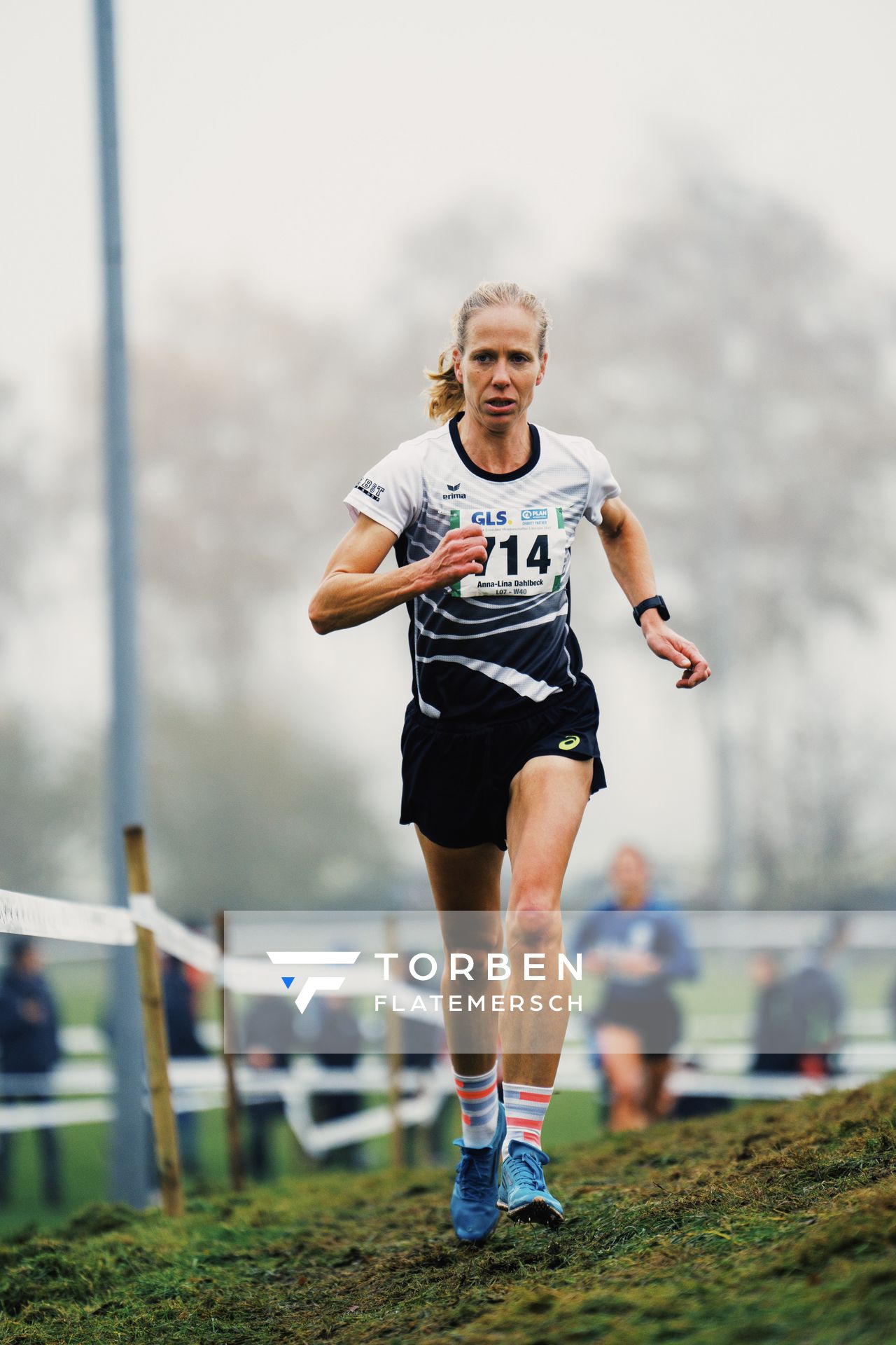Anna-Lina Dahlbeck (NO/ TuS Xanten) am 26.11.2022 waehrend den deutschen Crosslauf-Meisterschaften auf Sportanlage an der Ringstrasse in Loeningen