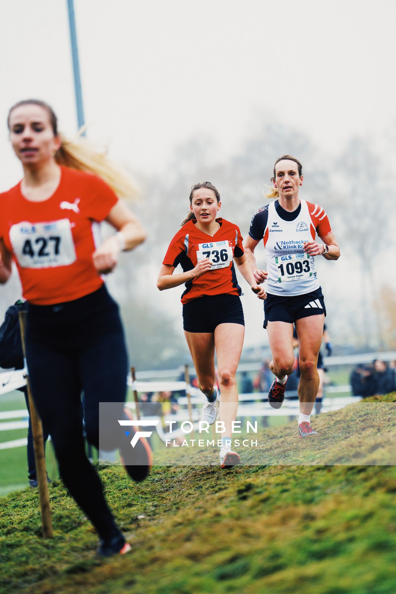 Karoline Schoepfer (RL/ LAZ Birkenfeld), Carmen Keppler (Wue/ SV Oberkollbach) am 26.11.2022  waehrend den deutschen Crosslauf-Meisterschaften auf Sportanlage an der Ringstrasse in Loeningen