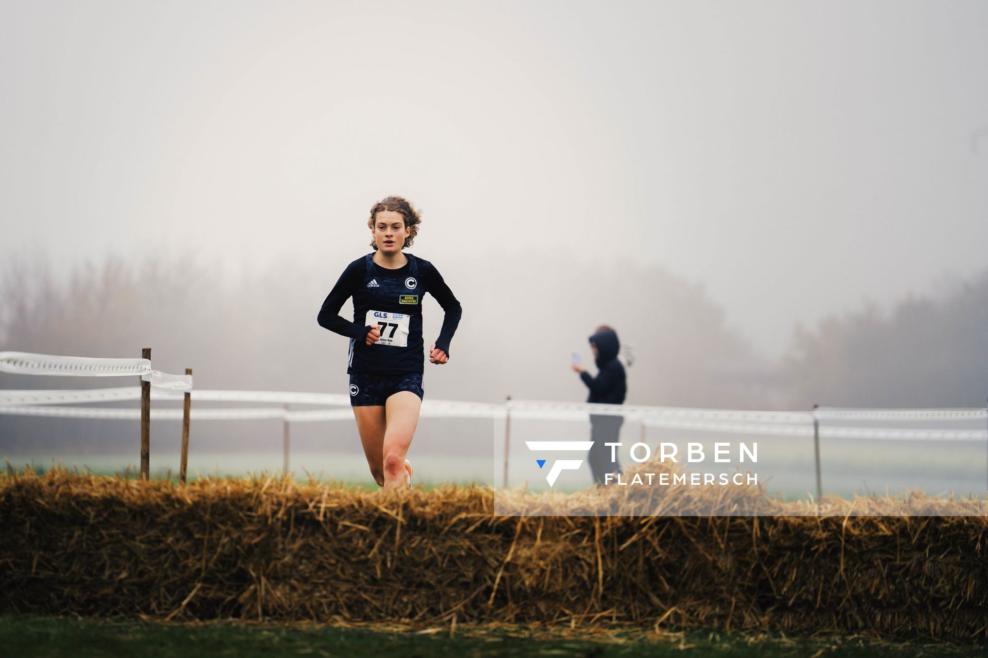 Alina Reh (BE/ SCC Berlin) am 26.11.2022 waehrend den deutschen Crosslauf-Meisterschaften auf Sportanlage an der Ringstrasse in Loeningen