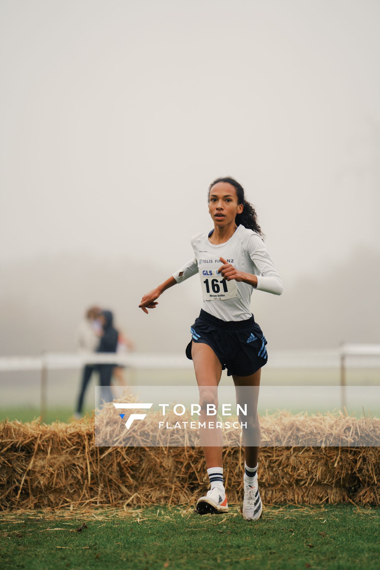 Miriam Dattke (BY/ LG TELIS FINANZ Regensburg) am 26.11.2022 waehrend den deutschen Crosslauf-Meisterschaften auf Sportanlage an der Ringstrasse in Loeningen