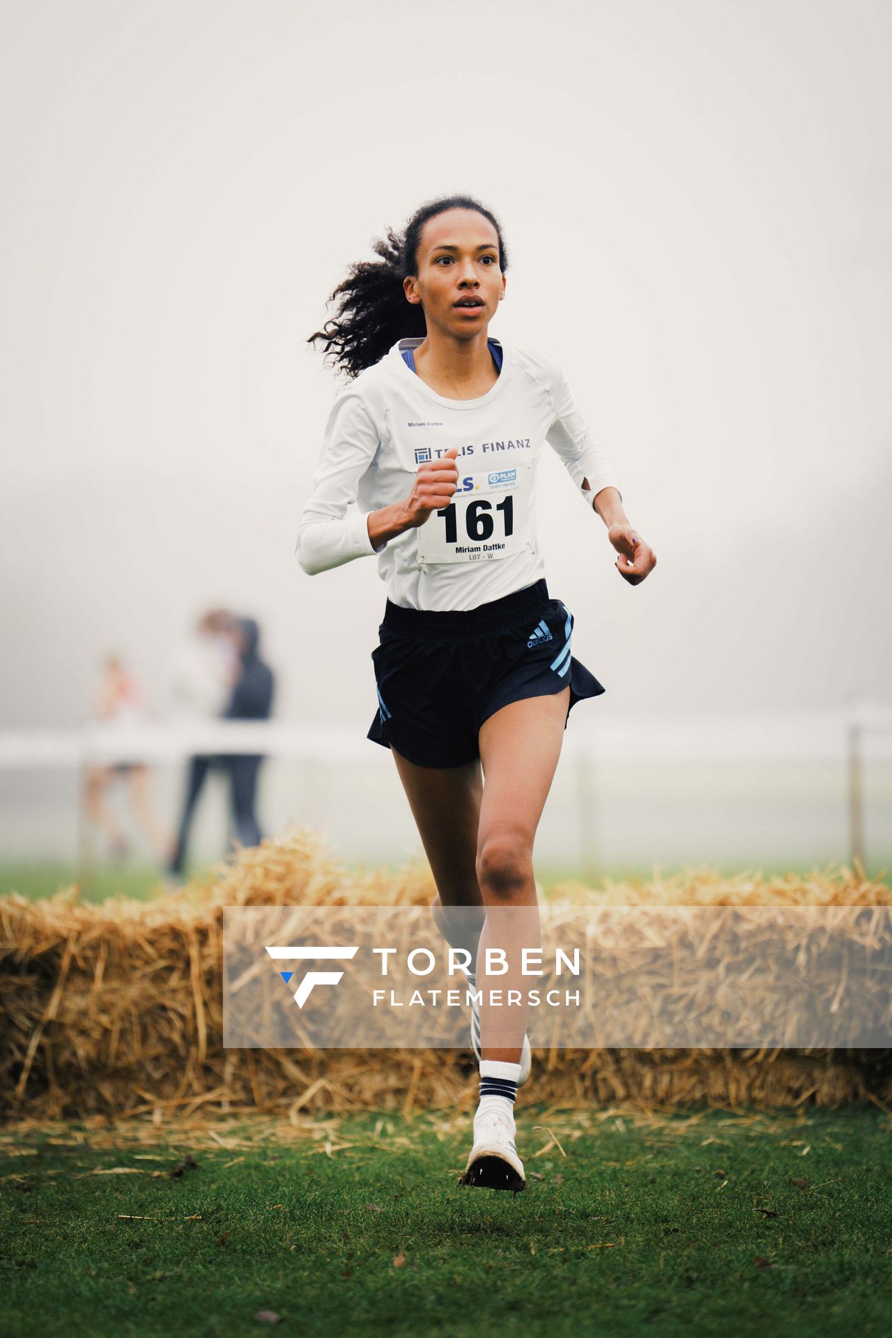 Miriam Dattke (LG TELIS FINANZ Regensburg) am 26.11.2022  waehrend den deutschen Crosslauf-Meisterschaften auf Sportanlage an der Ringstrasse in Loeningen