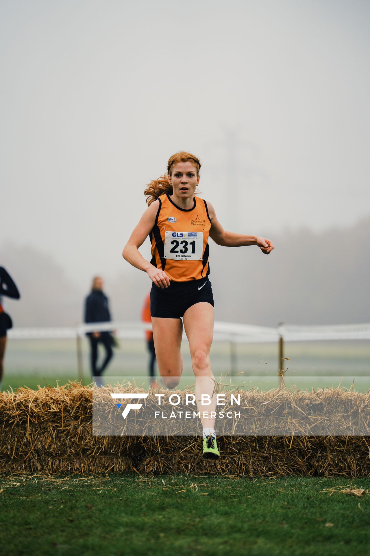 Eva Dieterich (HE/ Laufteam Kassel) am 26.11.2022  waehrend den deutschen Crosslauf-Meisterschaften auf Sportanlage an der Ringstrasse in Loeningen