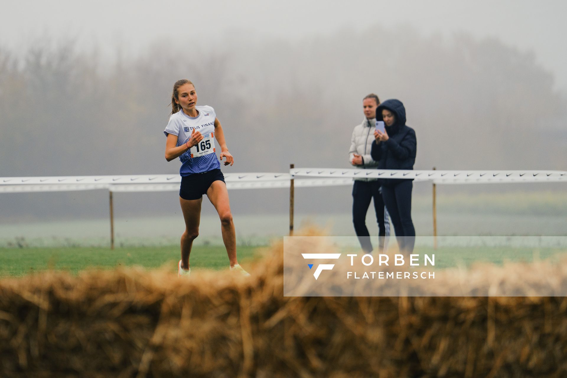 Emma Heckel (BY/ LG TELIS FINANZ Regensburg) am 26.11.2022 waehrend den deutschen Crosslauf-Meisterschaften auf Sportanlage an der Ringstrasse in Loeningen