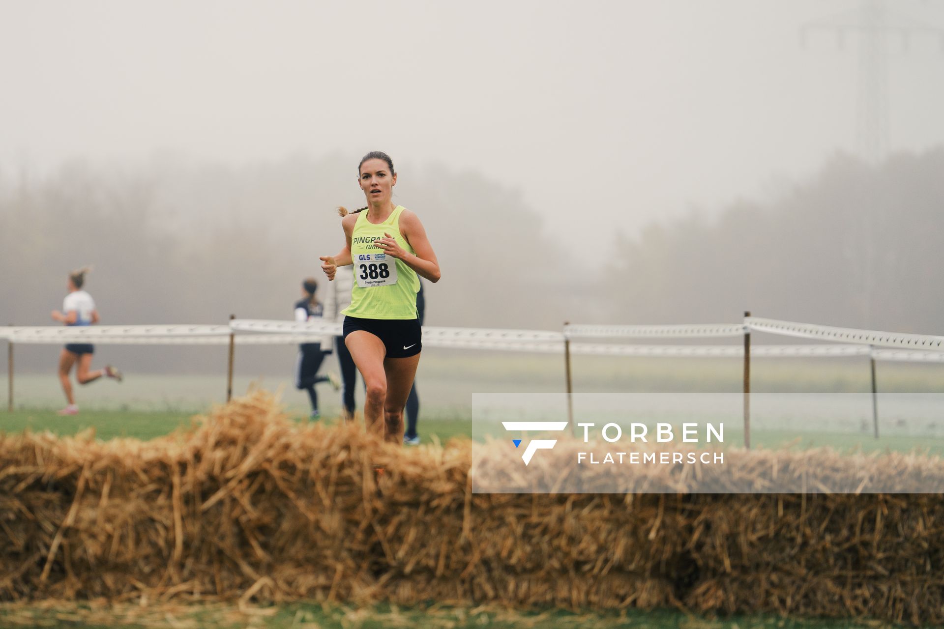 Svenja Pingpank (NI/ Hannover Athletics) am 26.11.2022  waehrend den deutschen Crosslauf-Meisterschaften auf Sportanlage an der Ringstrasse in Loeningen