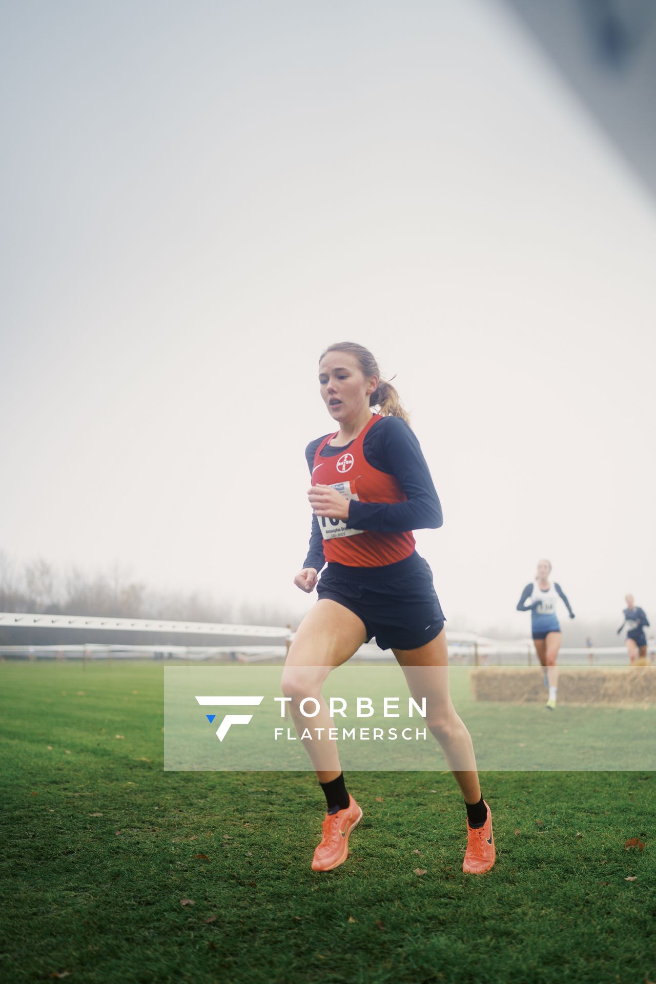 Annasophie Drees (NO/ TSV Bayer 04 Leverkusen) am 26.11.2022  waehrend den deutschen Crosslauf-Meisterschaften auf Sportanlage an der Ringstrasse in Loeningen