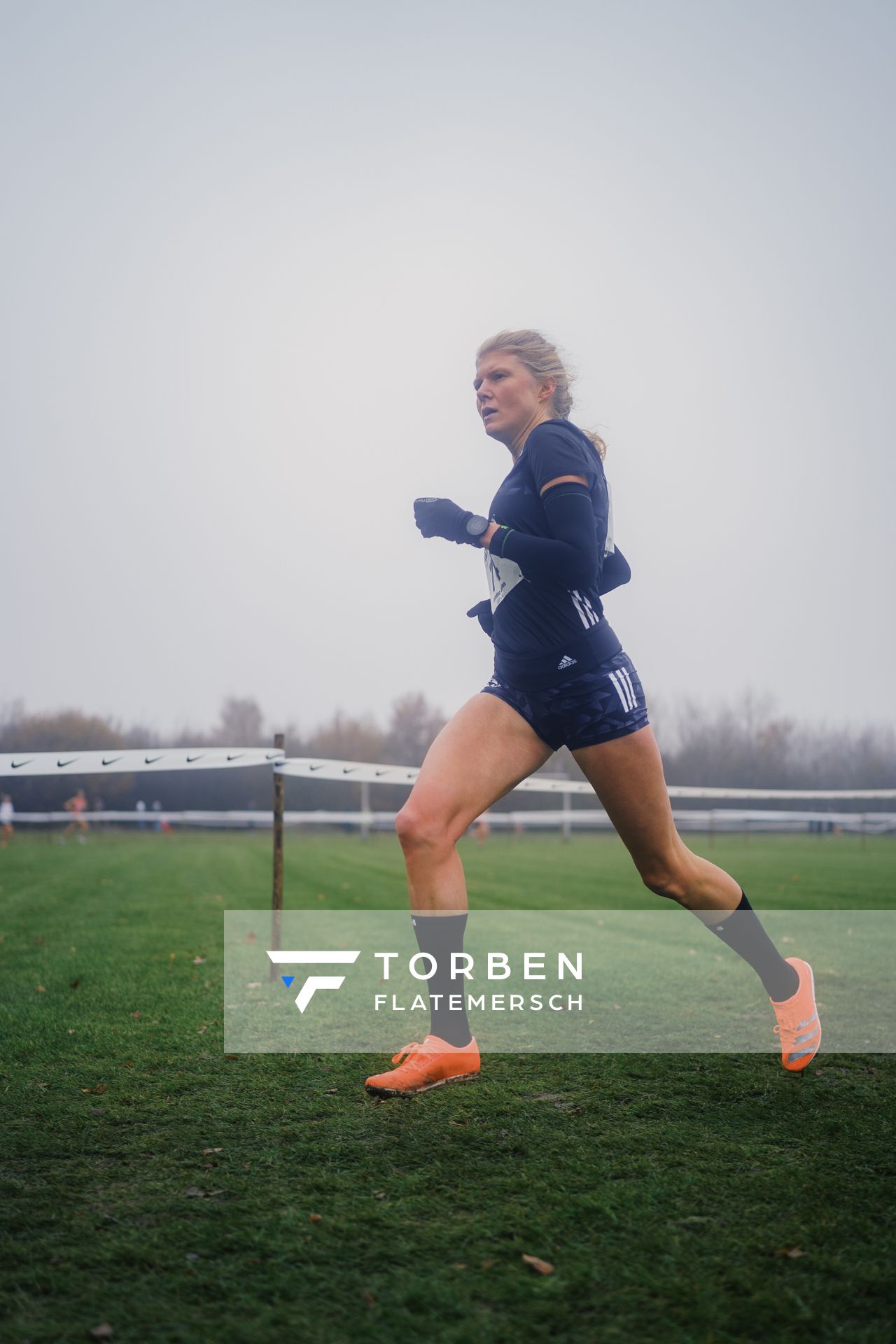 Christina Gerdes (BE/ SCC Berlin) am 26.11.2022  waehrend den deutschen Crosslauf-Meisterschaften auf Sportanlage an der Ringstrasse in Loeningen