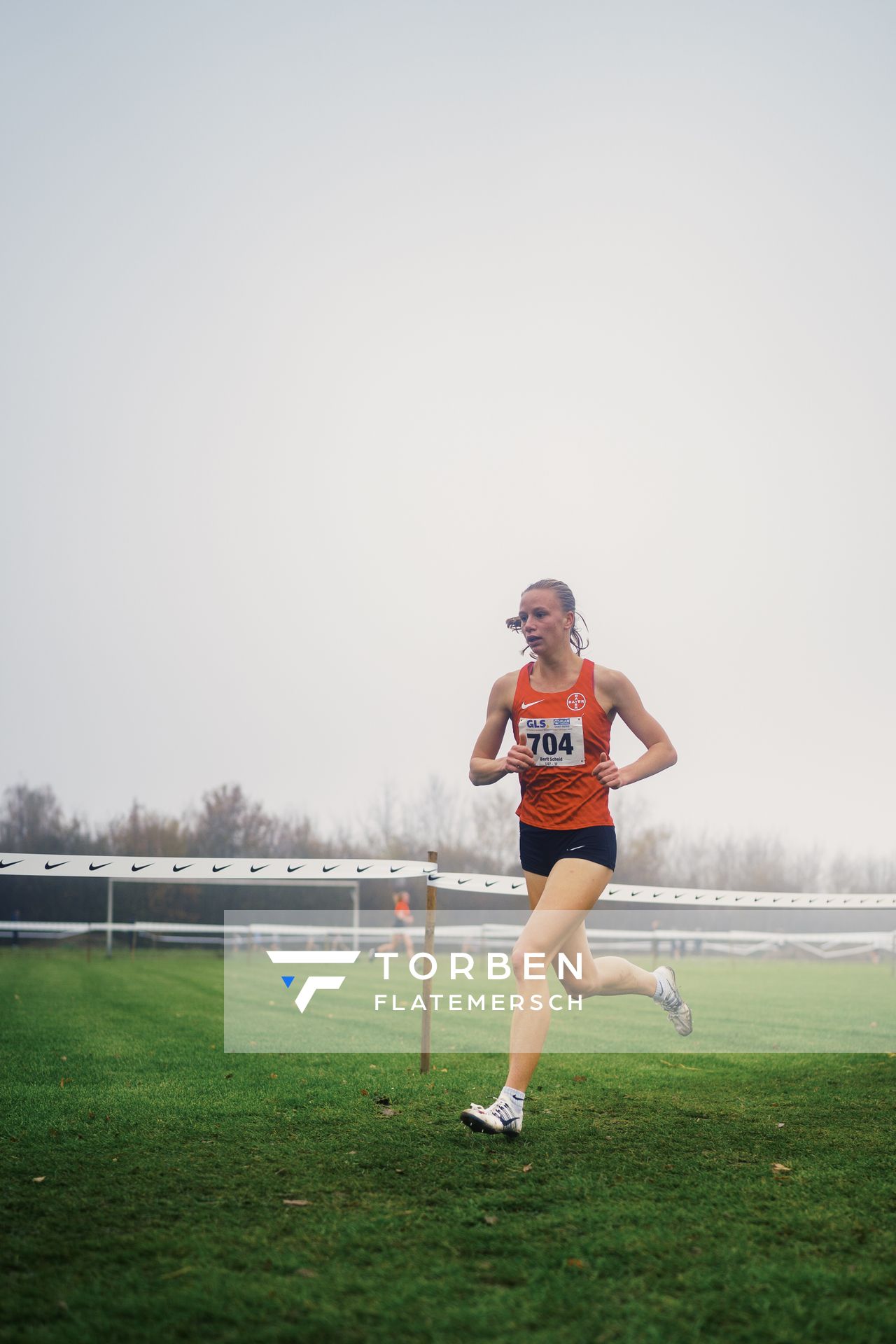 Berit Scheid (NO/ TSV Bayer o4 Leverkusen)am 26.11.2022 waehrend den deutschen Crosslauf-Meisterschaften auf Sportanlage an der Ringstrasse in Loeningen