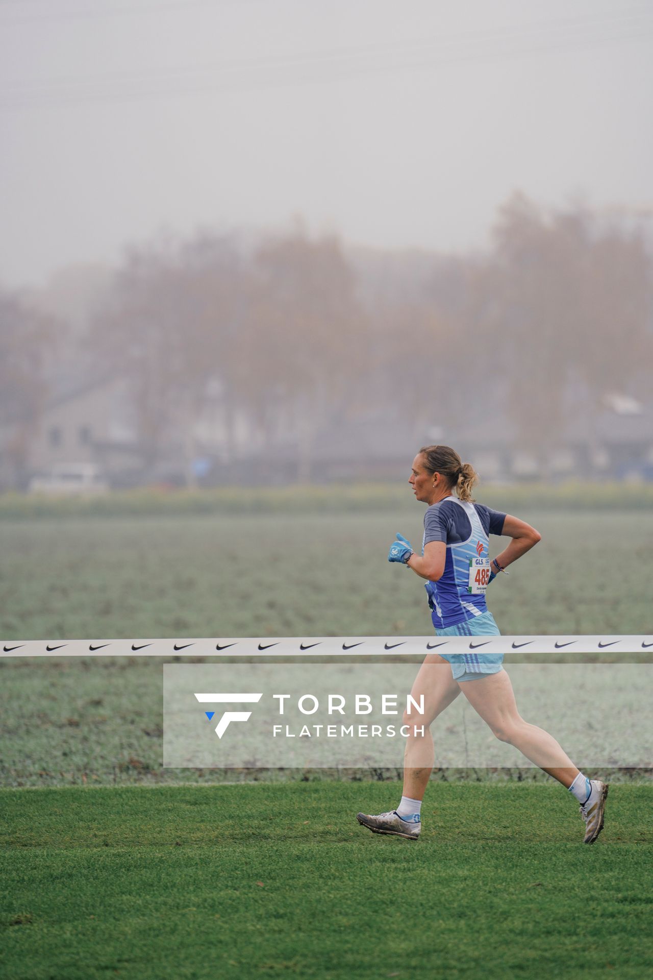 Christin Kulgemeyer (NI/ OTB Osnabrueck) am 26.11.2022  waehrend den deutschen Crosslauf-Meisterschaften auf Sportanlage an der Ringstrasse in Loeningen