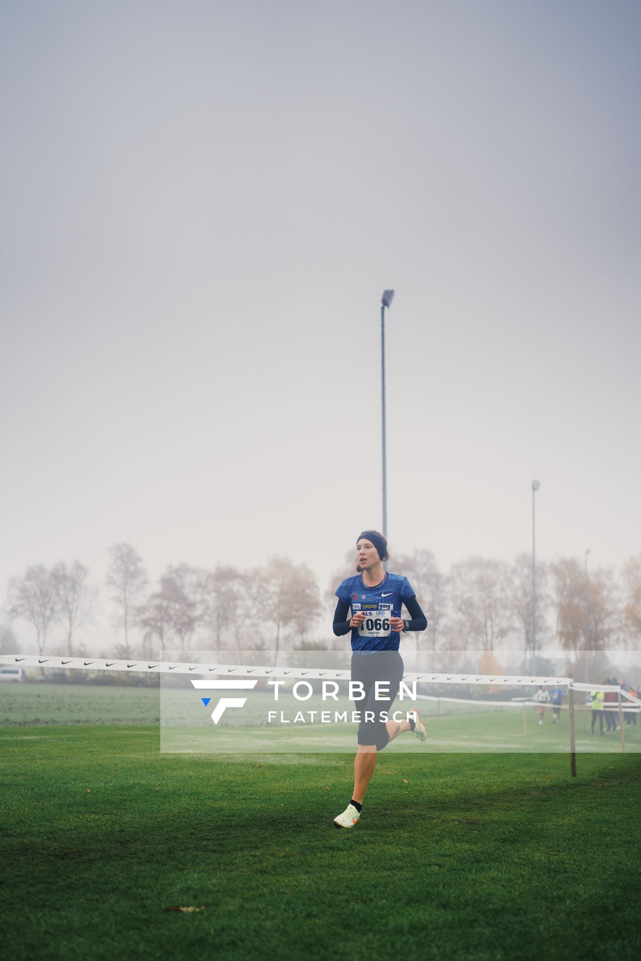 Hanna Klein (LAV Stadtwerke Tuebingen) am 26.11.2022  waehrend den deutschen Crosslauf-Meisterschaften auf Sportanlage an der Ringstrasse in Loeningen