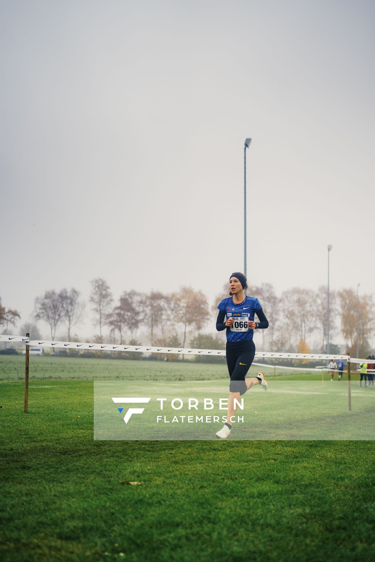Hanna Klein (Wue/ LAV Stadtwerke Tuebingen) am 26.11.2022  waehrend den deutschen Crosslauf-Meisterschaften auf Sportanlage an der Ringstrasse in Loeningen
