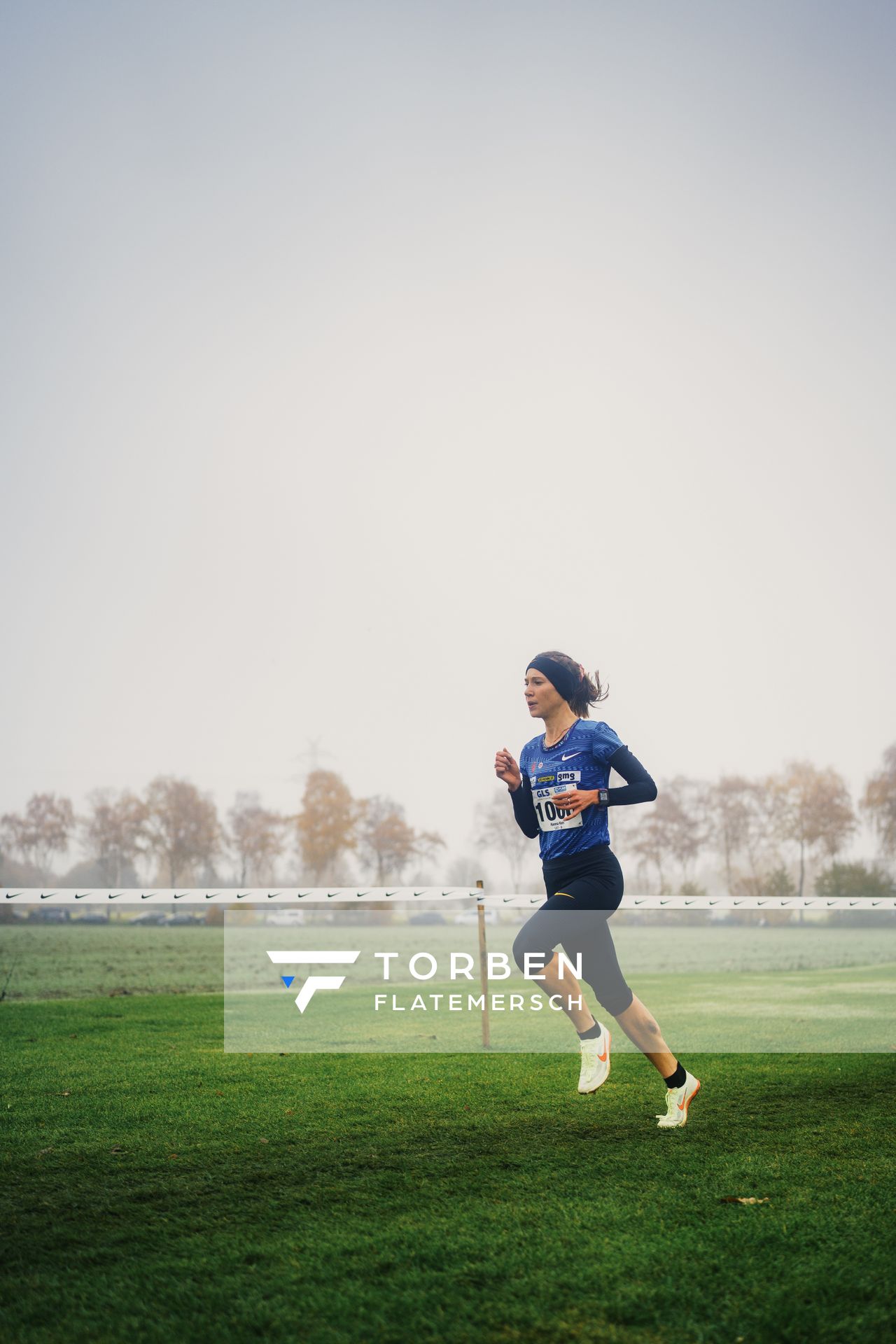 Berit Scheid (NO/ TSV Bayer o4 Leverkusen)am 26.11.2022 waehrend den deutschen Crosslauf-Meisterschaften auf Sportanlage an der Ringstrasse in Loeningen