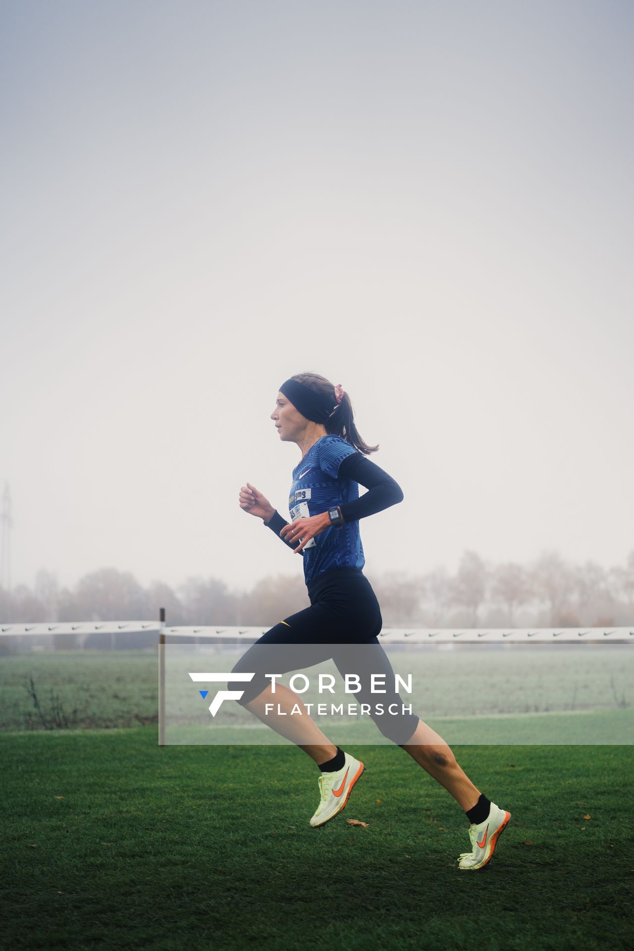 Hanna Klein (LAV Stadtwerke Tuebingen) am 26.11.2022  waehrend den deutschen Crosslauf-Meisterschaften auf Sportanlage an der Ringstrasse in Loeningen