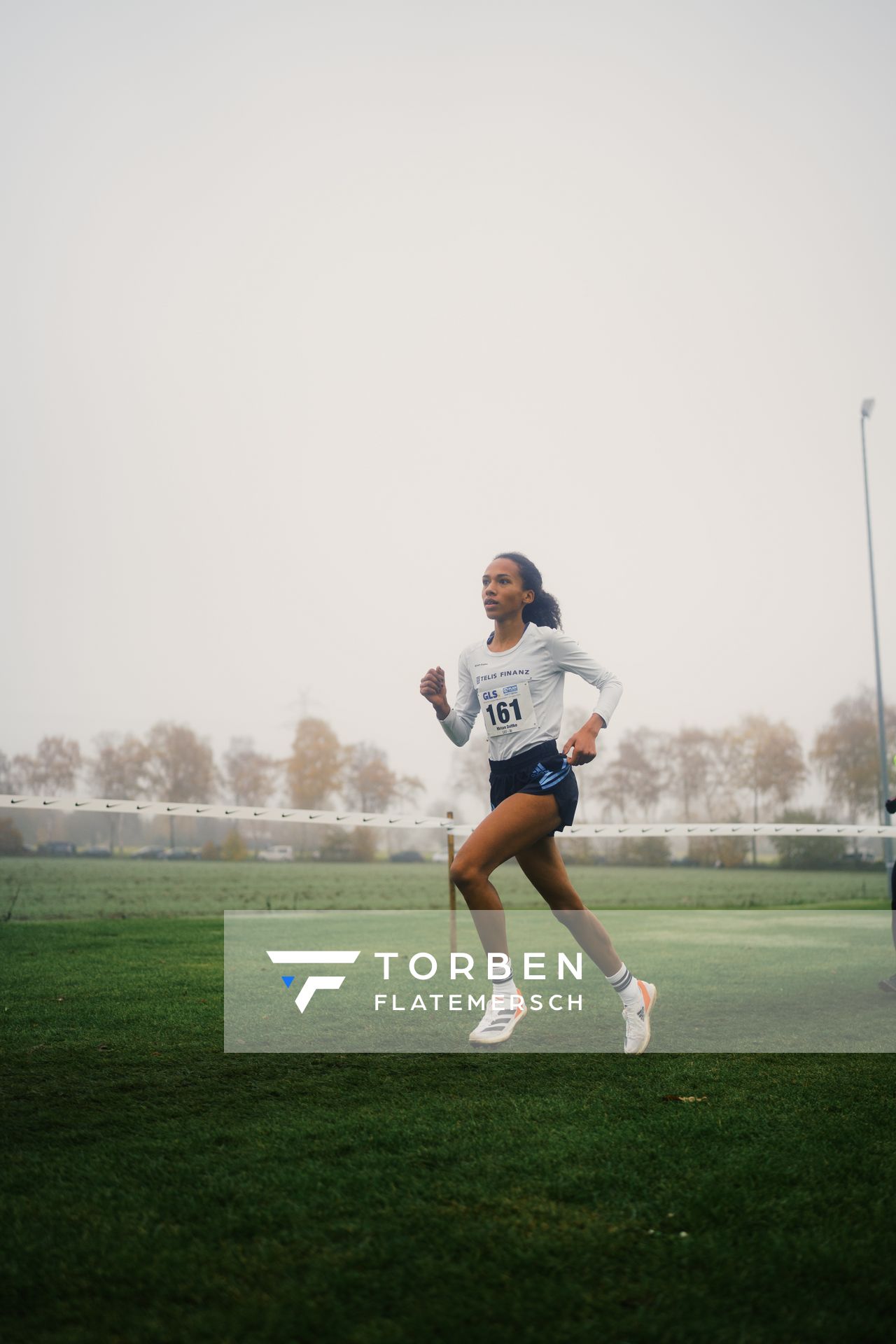 Miriam Dattke (BY/ LG TELIS FINANZ Regensburg) am 26.11.2022  waehrend den deutschen Crosslauf-Meisterschaften auf Sportanlage an der Ringstrasse in Loeningen