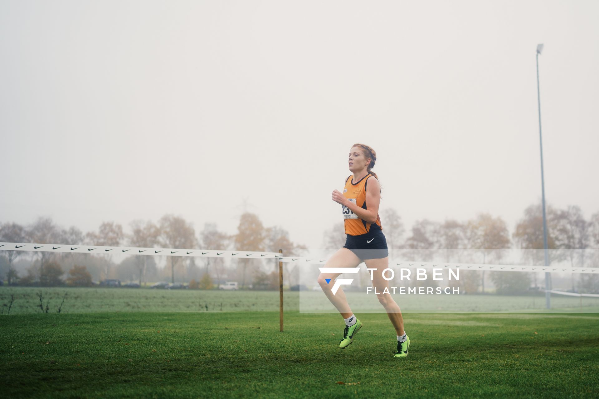 Eva Dieterich (HE/ Laufteam Kassel) am 26.11.2022 waehrend den deutschen Crosslauf-Meisterschaften auf Sportanlage an der Ringstrasse in Loeningen