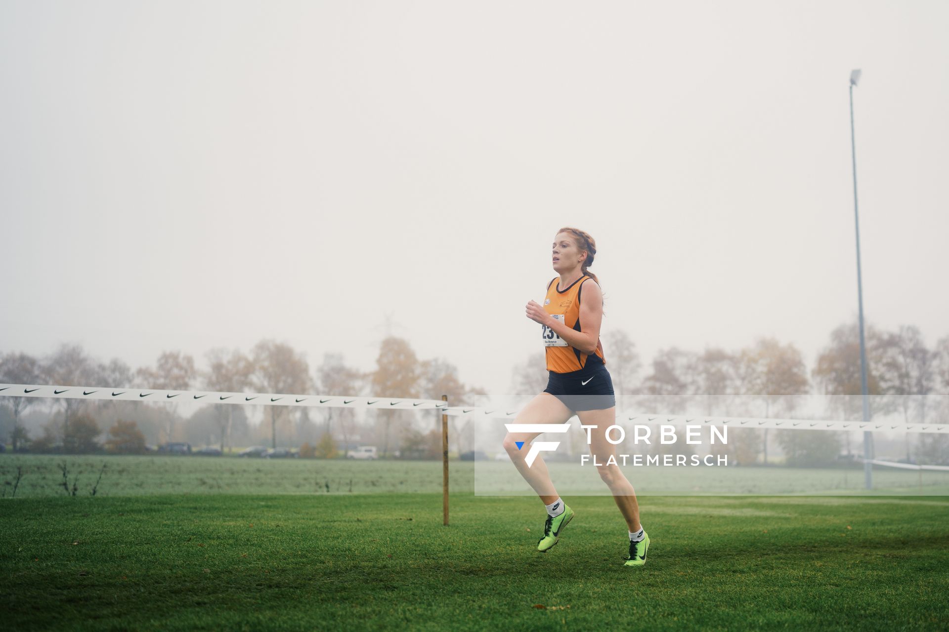 Eva Dieterich (HE/ Laufteam Kassel) am 26.11.2022  waehrend den deutschen Crosslauf-Meisterschaften auf Sportanlage an der Ringstrasse in Loeningen