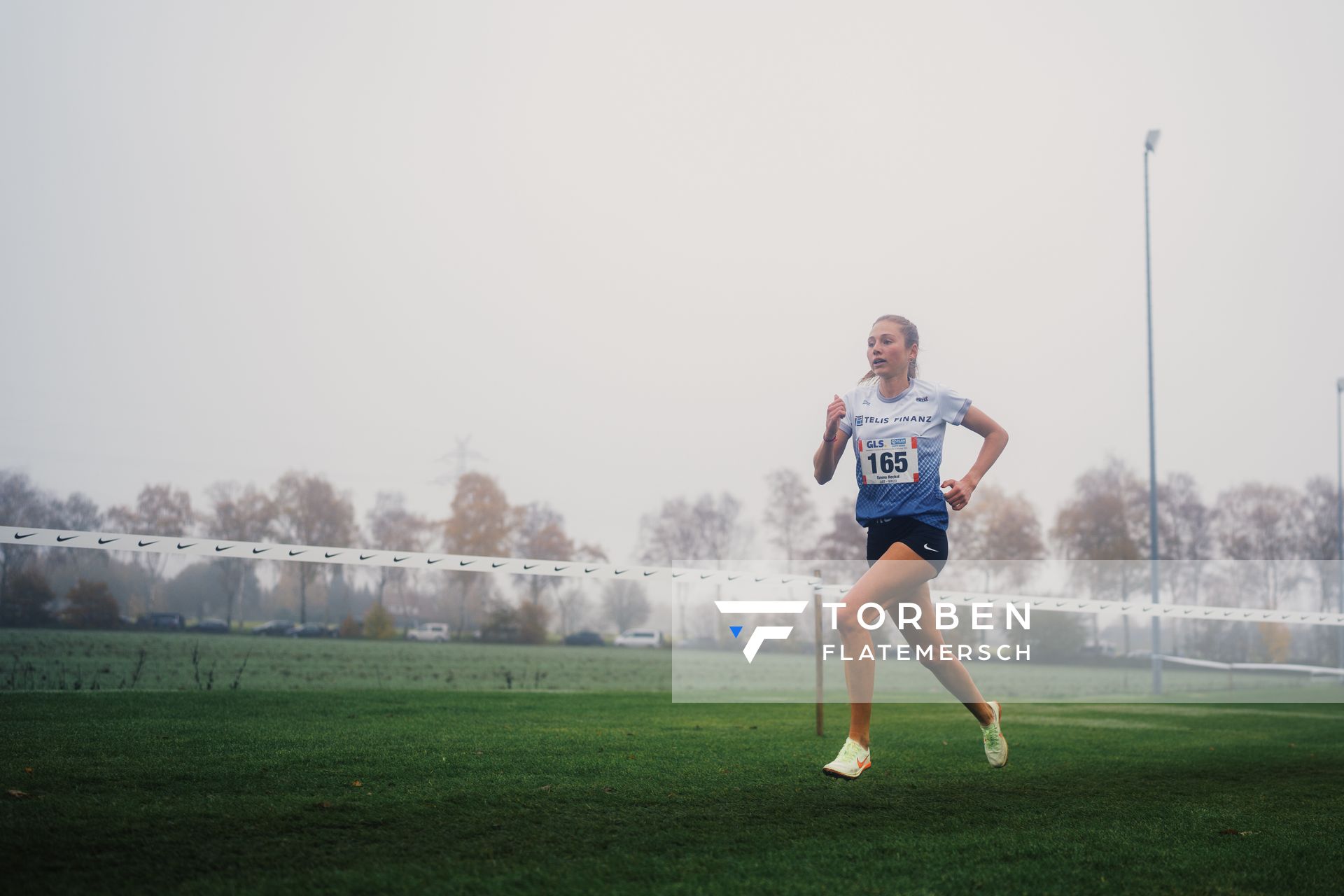 Emma Heckel (LG TELIS FINANZ Regensburg) am 26.11.2022  waehrend den deutschen Crosslauf-Meisterschaften auf Sportanlage an der Ringstrasse in Loeningen