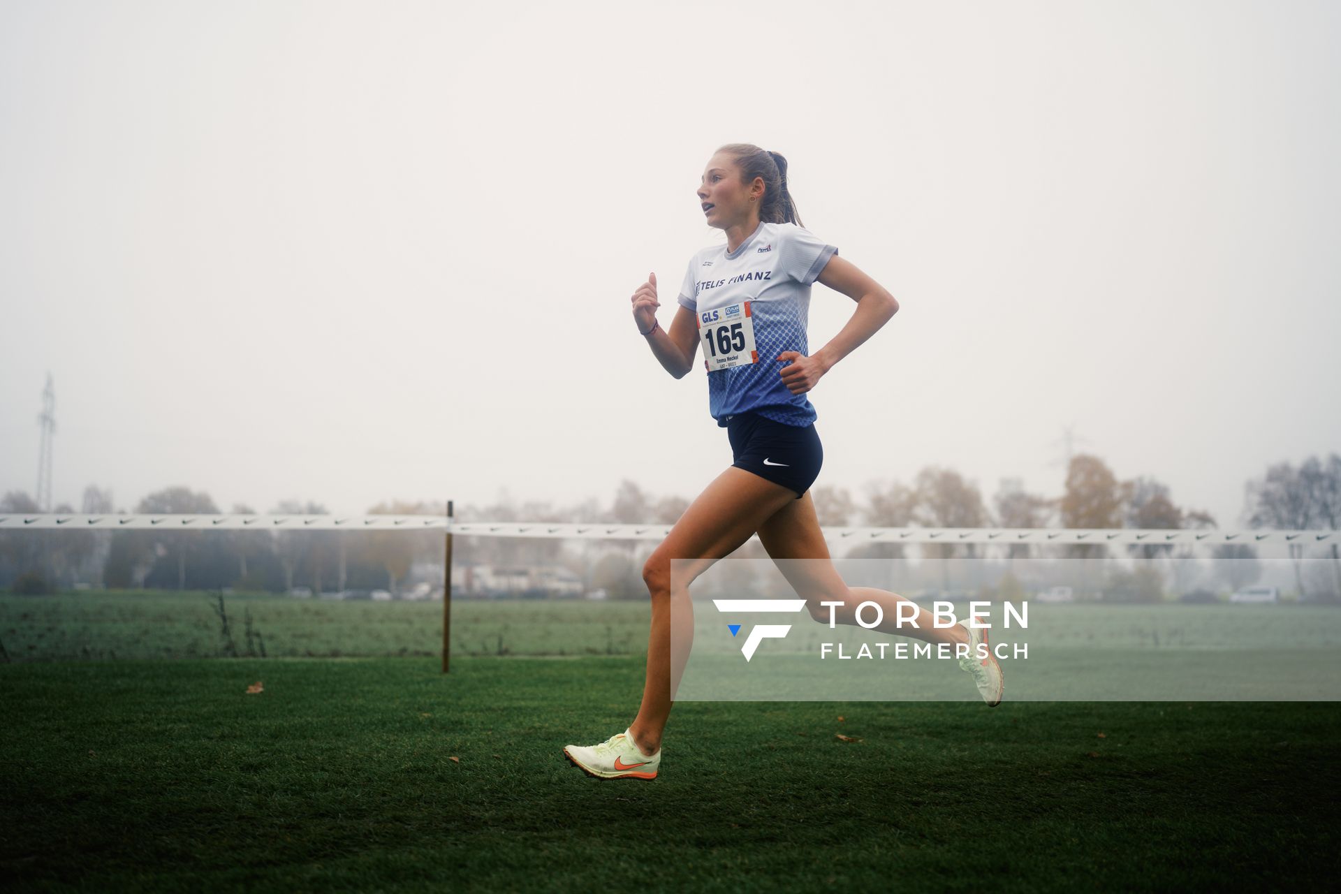 Emma Heckel (BY/ LG TELIS FINANZ Regensburg) am 26.11.2022 waehrend den deutschen Crosslauf-Meisterschaften auf Sportanlage an der Ringstrasse in Loeningen