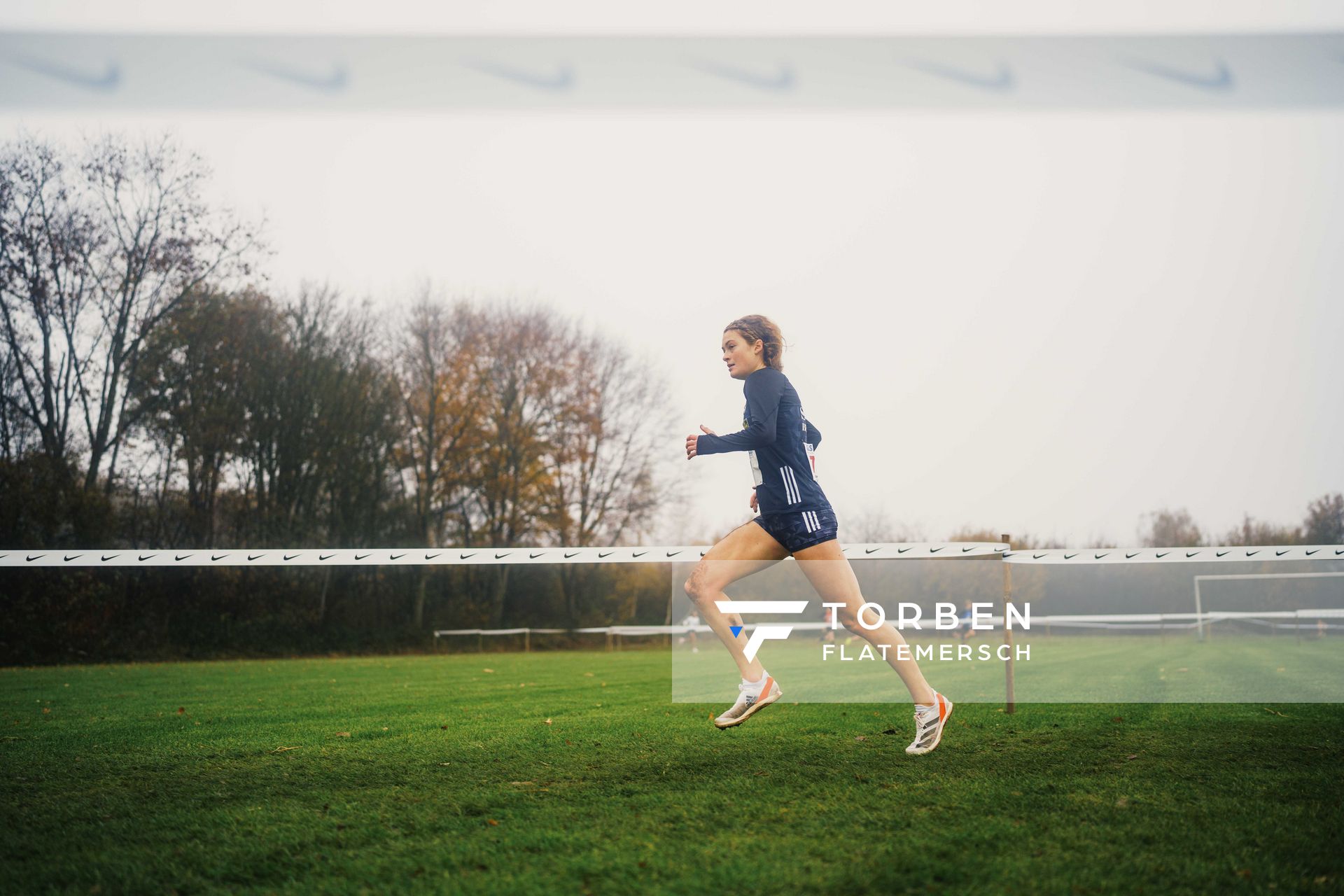 Alina Reh (BE/ SCC Berlin) am 26.11.2022 waehrend den deutschen Crosslauf-Meisterschaften auf Sportanlage an der Ringstrasse in Loeningen