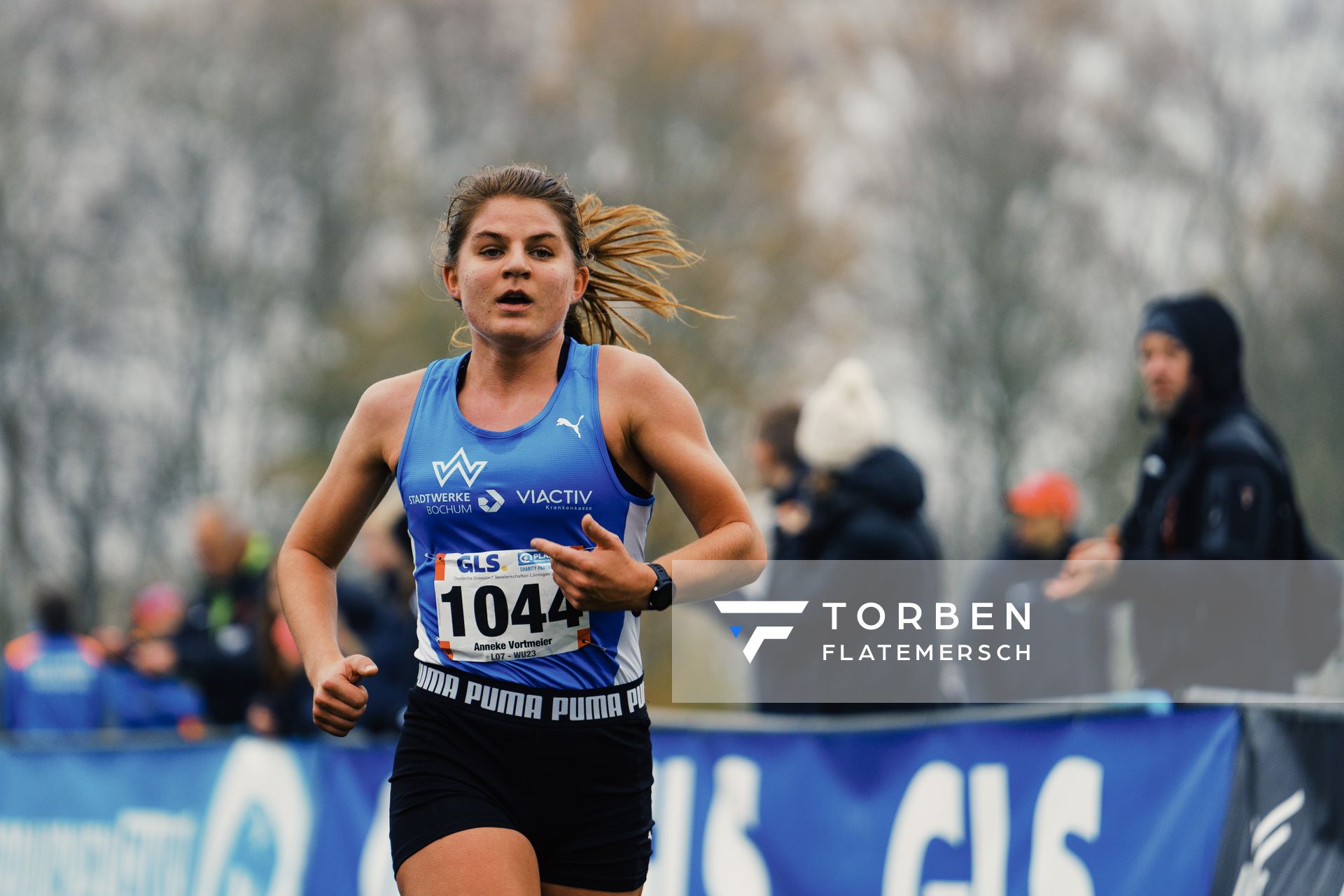 Anneke Vortmeier (WE/ TV Wattenscheid 01) am 26.11.2022 waehrend den deutschen Crosslauf-Meisterschaften auf Sportanlage an der Ringstrasse in Loeningen