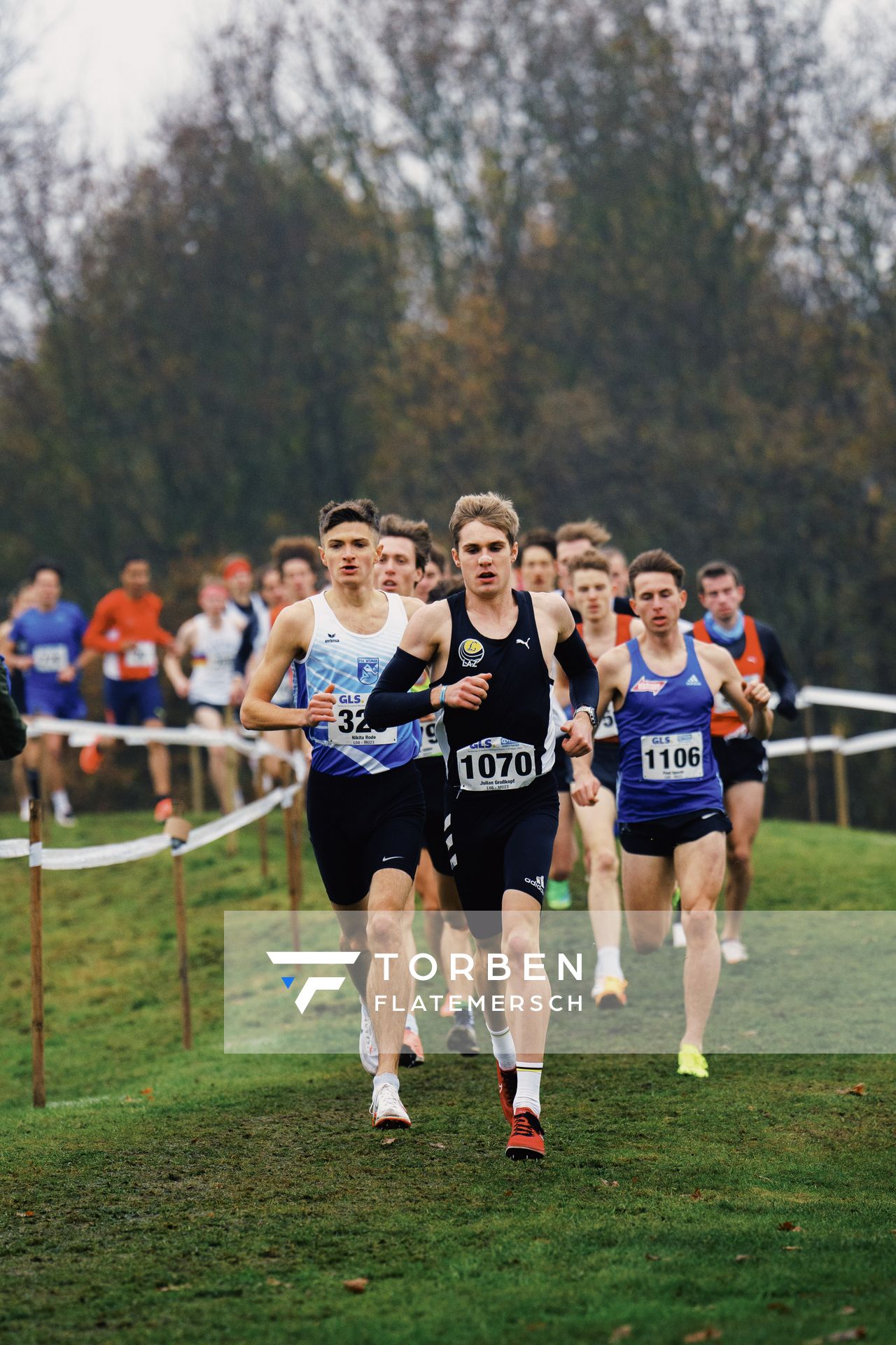 Nikita Rode (PSV Wismar), Julian Grosskopf (Wue/ LAZ Ludwigsburg) am 26.11.2022  waehrend den deutschen Crosslauf-Meisterschaften auf Sportanlage an der Ringstrasse in Loeningen