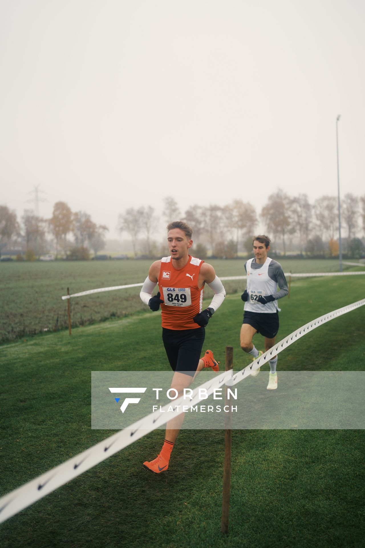 Julian Borgelt (WE/ LC Paderborn) am 26.11.2022 waehrend den deutschen Crosslauf-Meisterschaften auf Sportanlage an der Ringstrasse in Loeningen