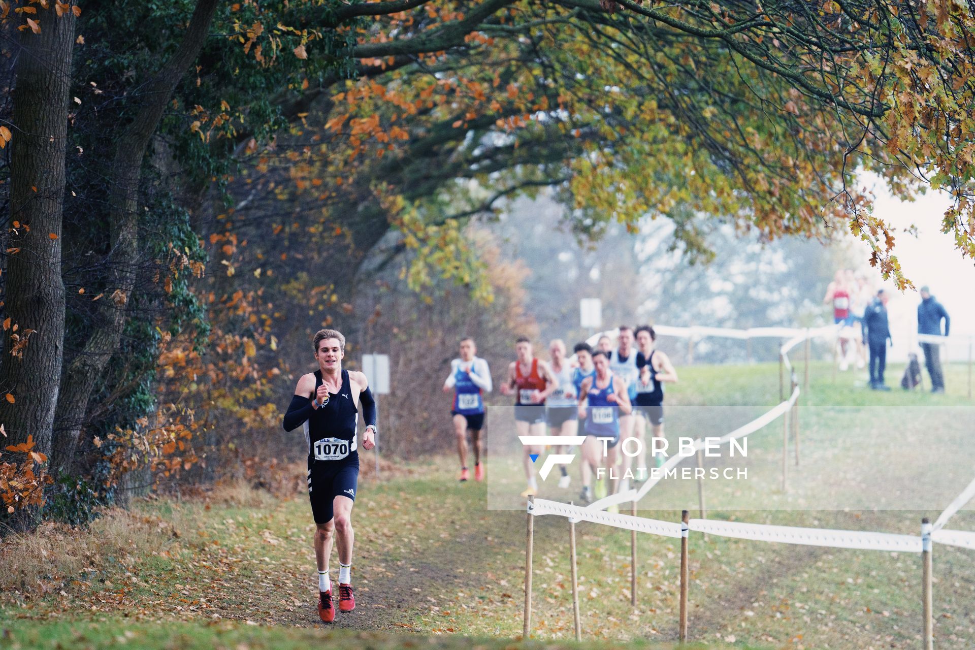 Julian Grosskopf (LAZ Ludwigsburg) am 26.11.2022  waehrend den deutschen Crosslauf-Meisterschaften auf Sportanlage an der Ringstrasse in Loeningen