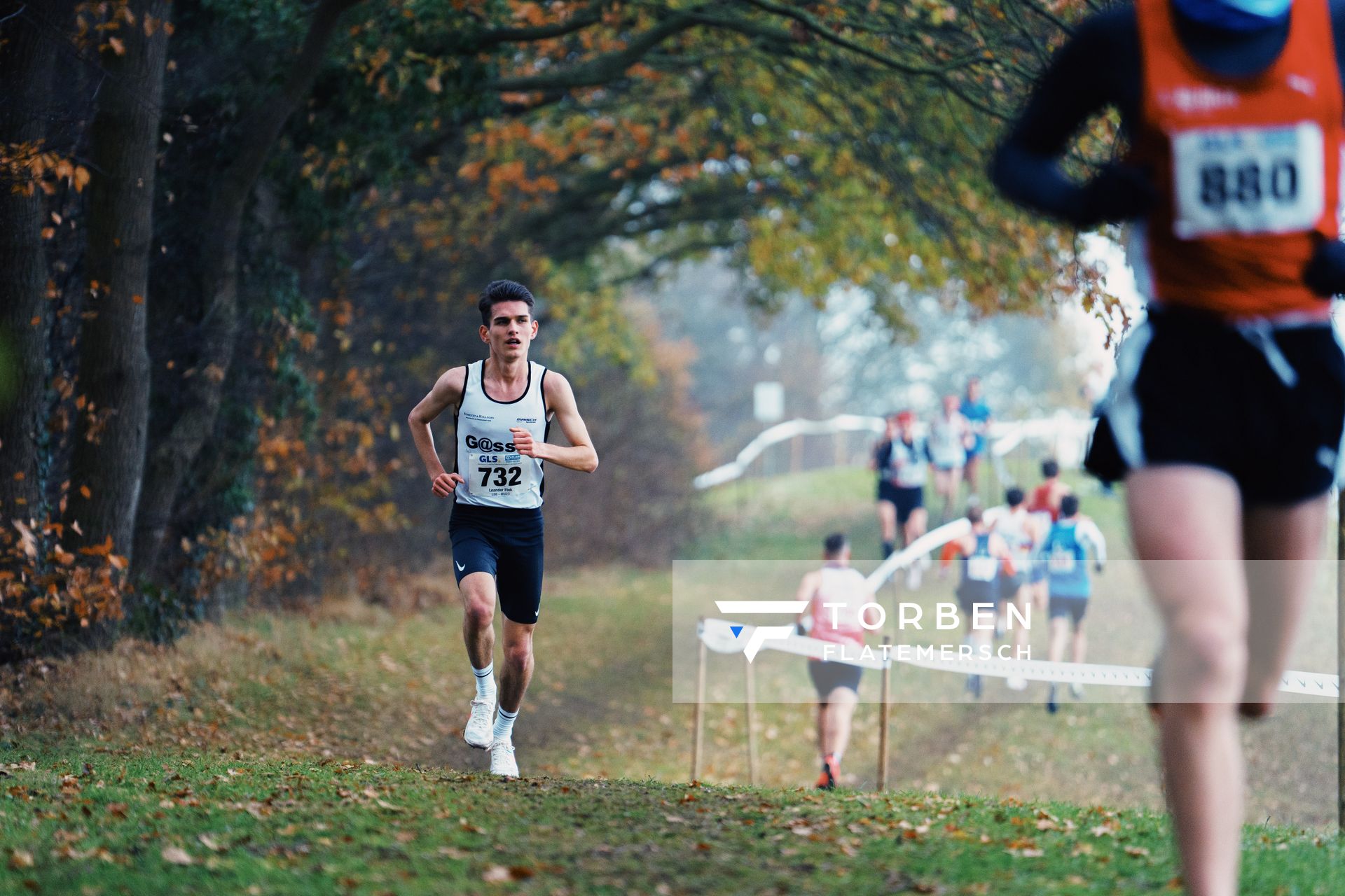 Leander Fink (RH/ TV Alzey) am 26.11.2022 waehrend den deutschen Crosslauf-Meisterschaften auf Sportanlage an der Ringstrasse in Loeningen
